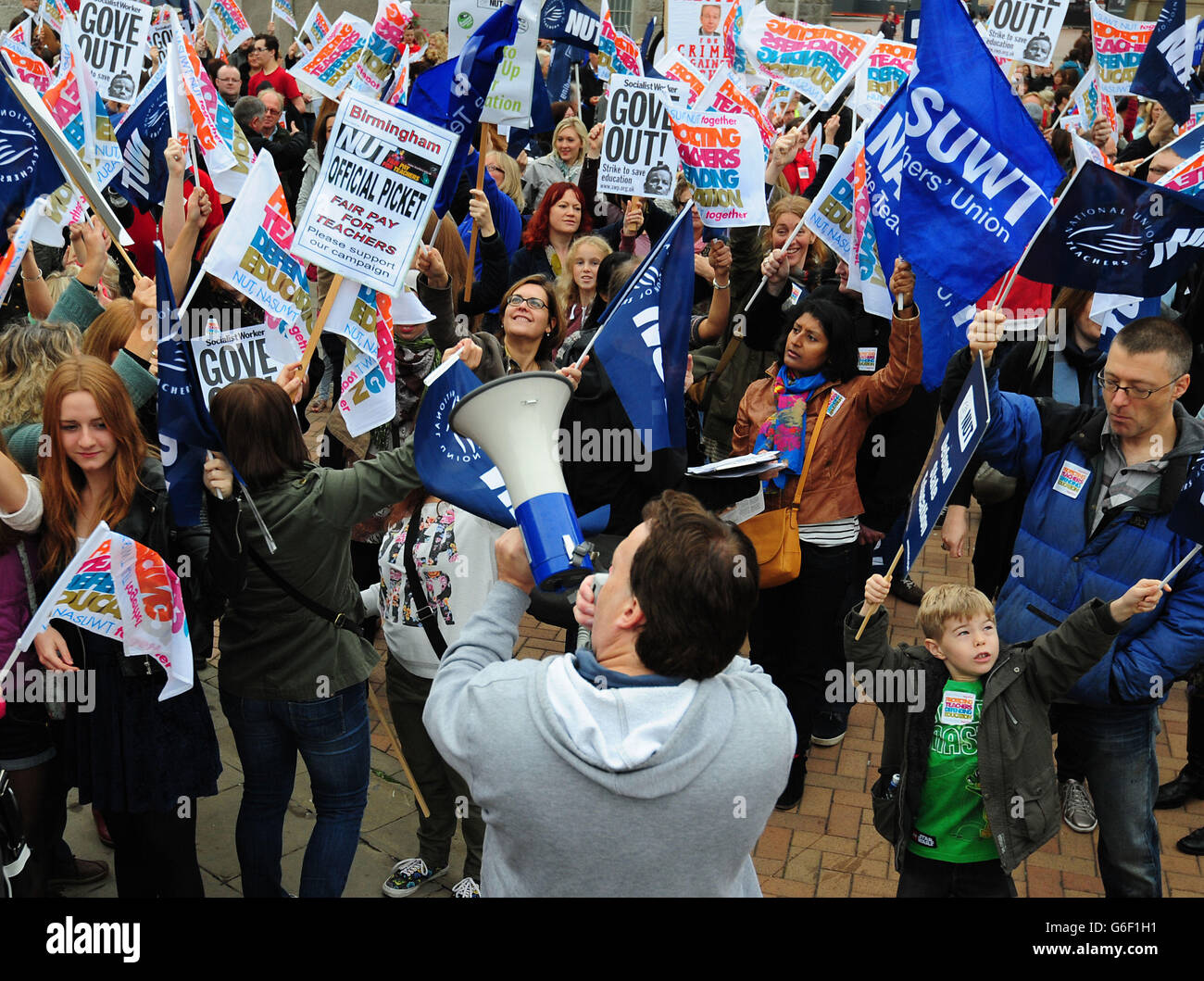 Les membres de NUT et NASUWT à Birmingham, au cours d'une journée de grève par des milliers d'enseignants dans quatre régions anglaises au sujet de la rémunération, des pensions et des conditions de travail. Banque D'Images