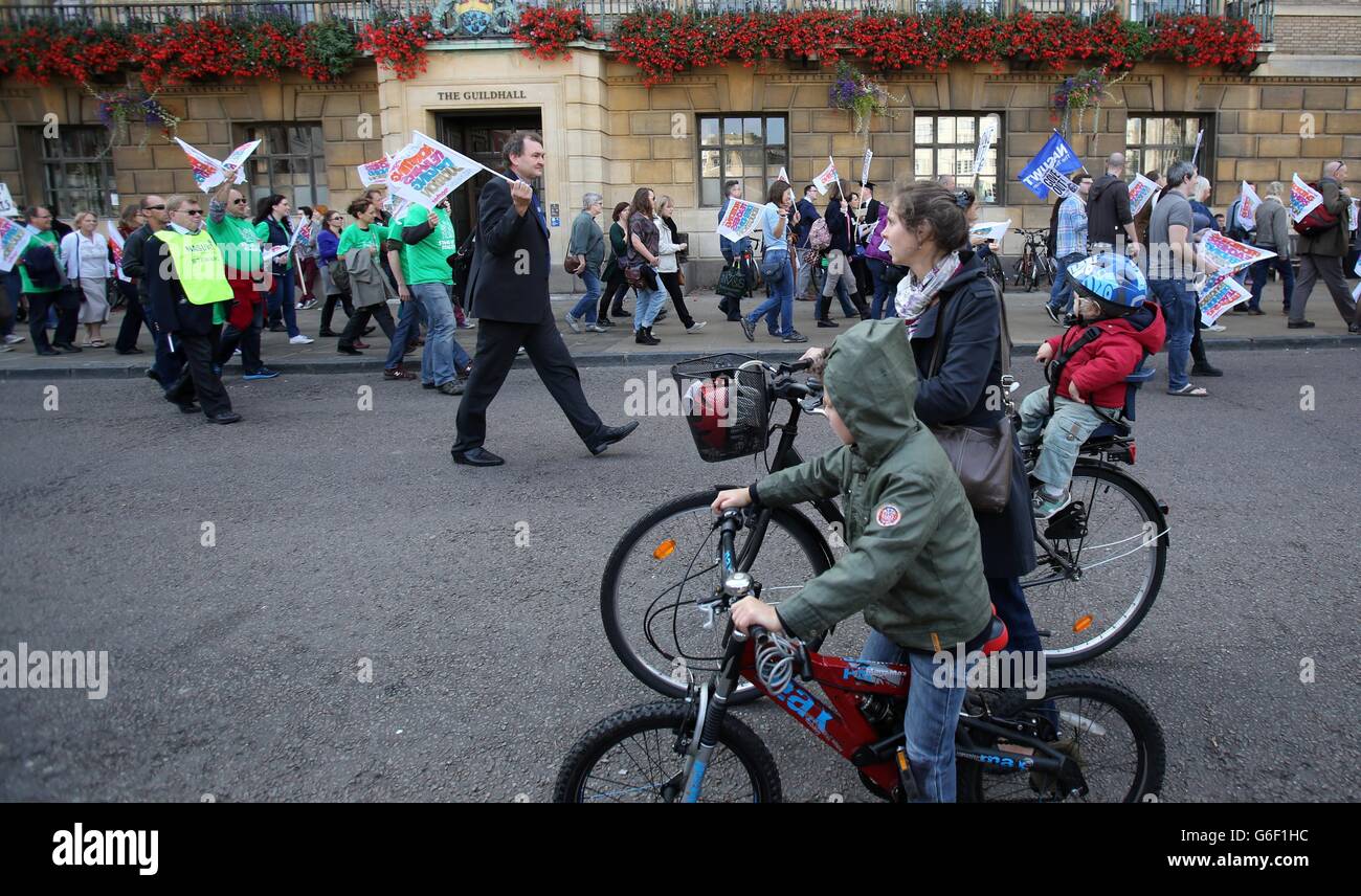 Les membres de NUT et NASUWT défilent à Cambridge, au cours d'une grève d'une journée de milliers d'enseignants dans quatre régions anglaises au sujet de la rémunération, des pensions et des conditions de travail. Banque D'Images