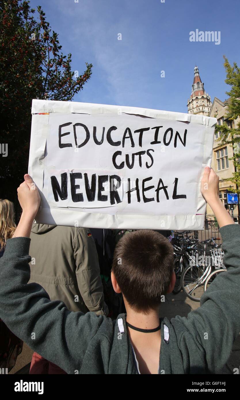 Les membres de NUT et NASUWT défilent à Cambridge, au cours d'une grève d'une journée de milliers d'enseignants dans quatre régions anglaises au sujet de la rémunération, des pensions et des conditions de travail. Banque D'Images