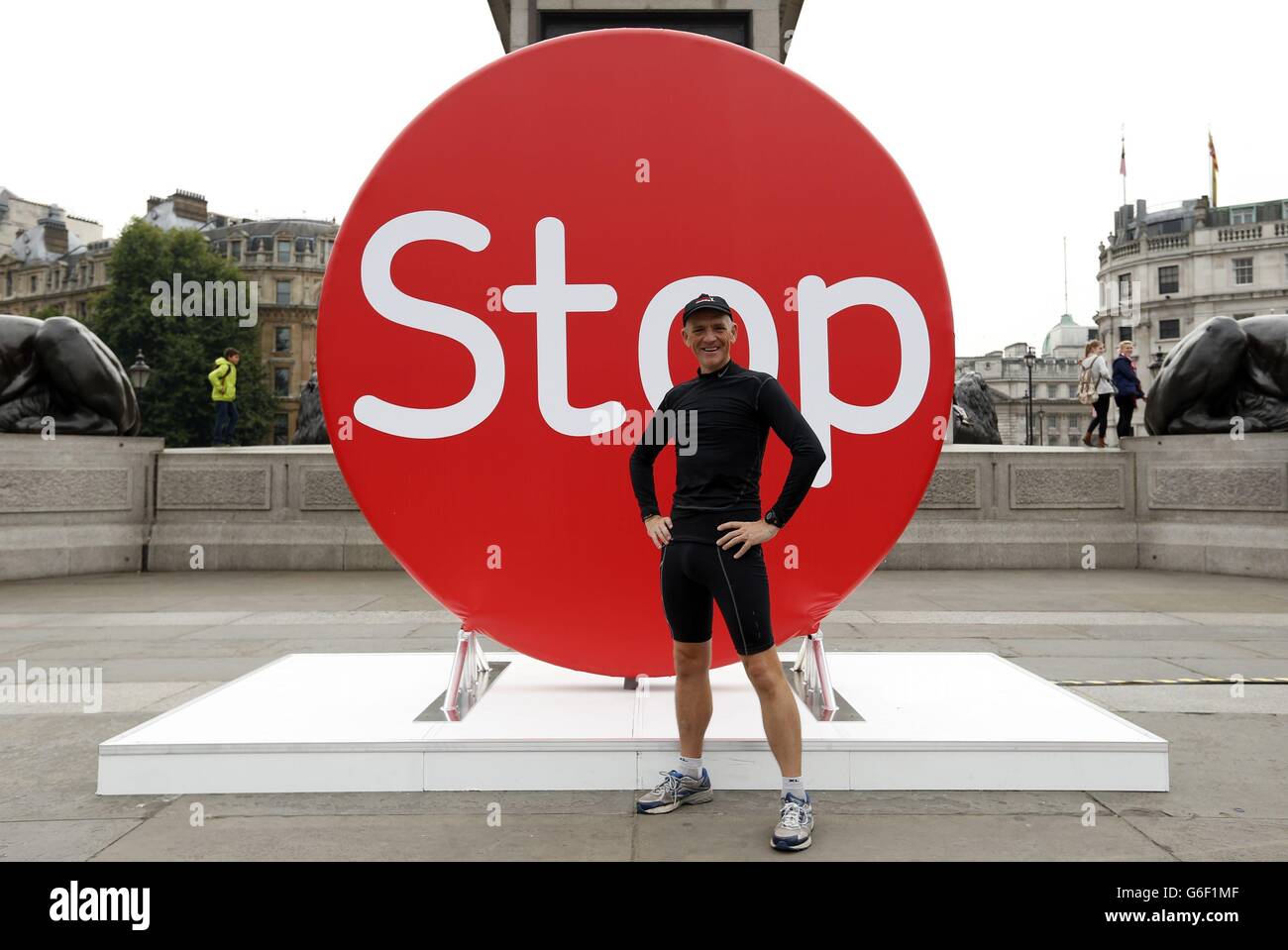Rory Coleman qui a parcouru 28 miles par jour pendant 28 jours consécutifs dans tout le pays, avec un disque de trois mètres de haut à Trafalgar Square, Londres, pour lancer 'Toptober', une campagne pour amener les gens à renoncer à fumer. Banque D'Images