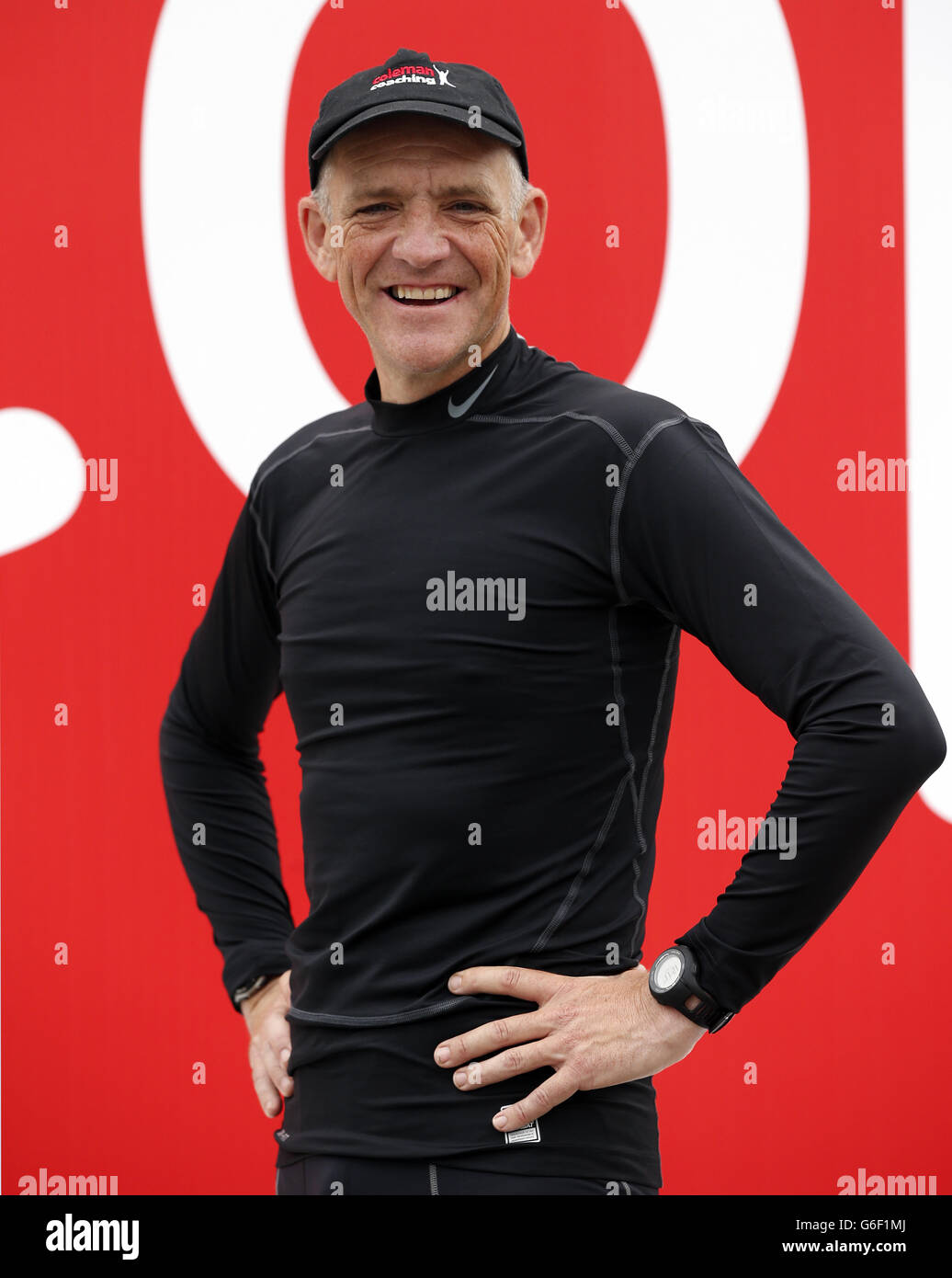 Rory Coleman qui a parcouru 28 miles par jour pendant 28 jours consécutifs dans tout le pays, avec un disque de trois mètres de haut à Trafalgar Square, Londres, pour lancer 'Toptober', une campagne pour amener les gens à renoncer à fumer. Banque D'Images