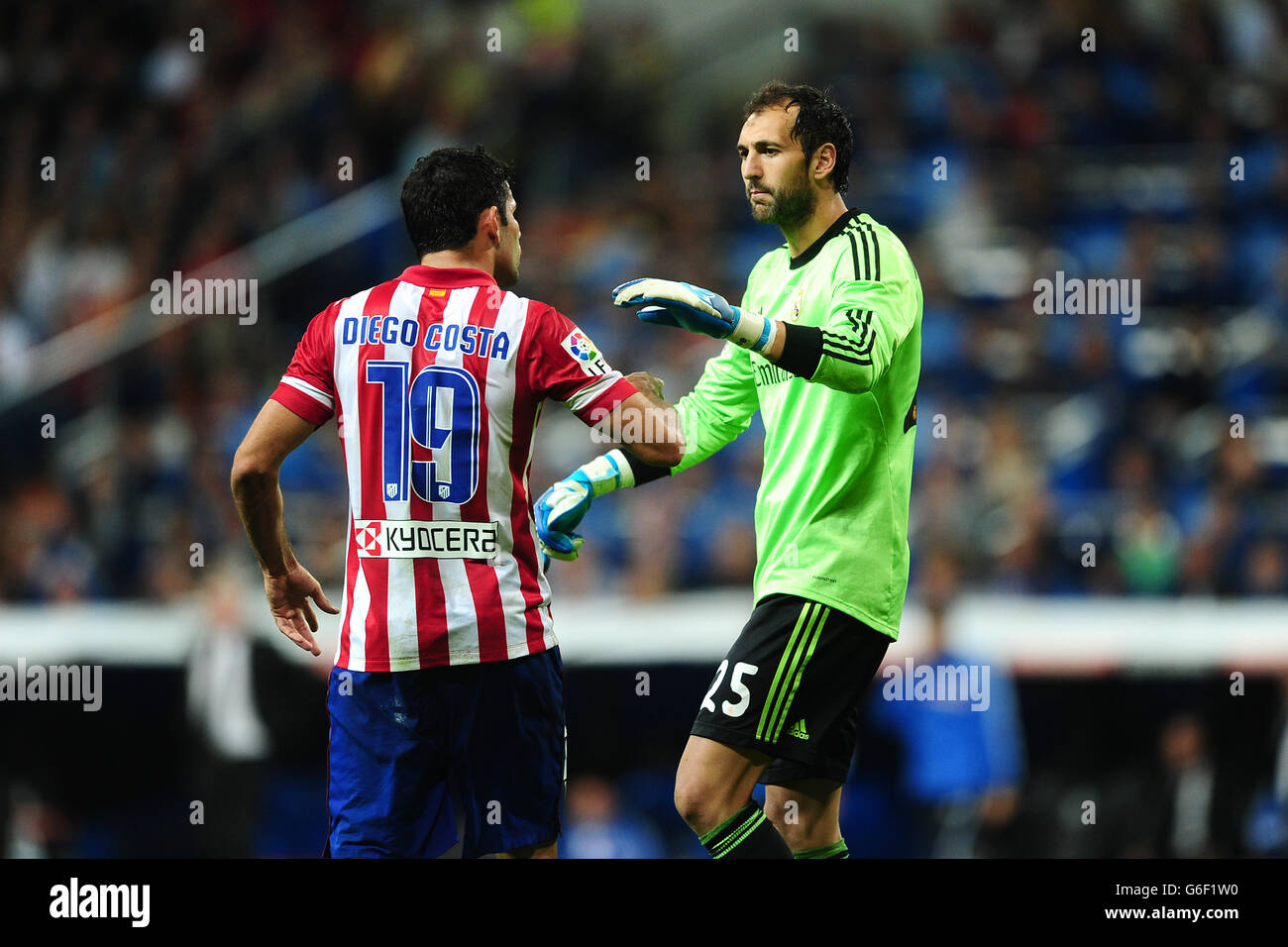 Football - la Liga - Real Madrid / Atletico Madrid - Santiago Bernabeu.Diego Costa (à gauche), de l'Atletico Madrid, soutient le gardien de but du Real Madrid Diego Lopez Banque D'Images