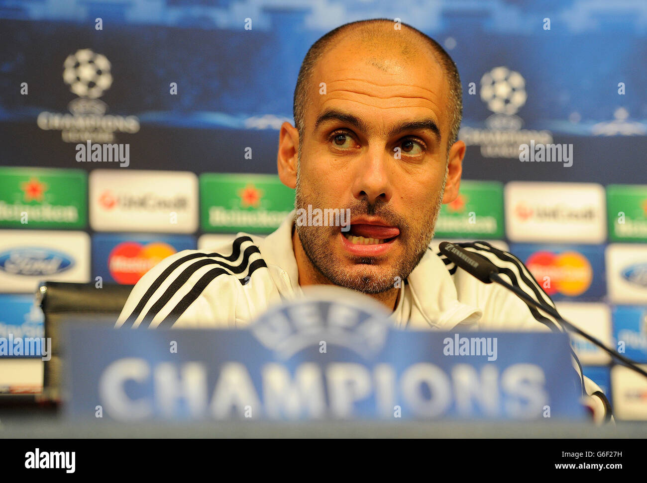 Football - Ligue des champions de l'UEFA - Groupe D - Manchester City / Bayern Munich - Bayern Munich Conférence de presse et formation - et....Le directeur du Bayern Munich, PEP Guardiola, parle lors d'une conférence de presse au stade Etihad de Manchester. Banque D'Images