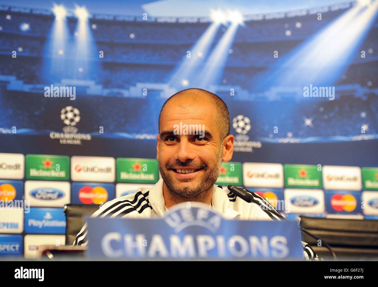 Le directeur du Bayern Munich, PEP Guardiola, parle lors d'une conférence de presse au stade Etihad de Manchester. Banque D'Images