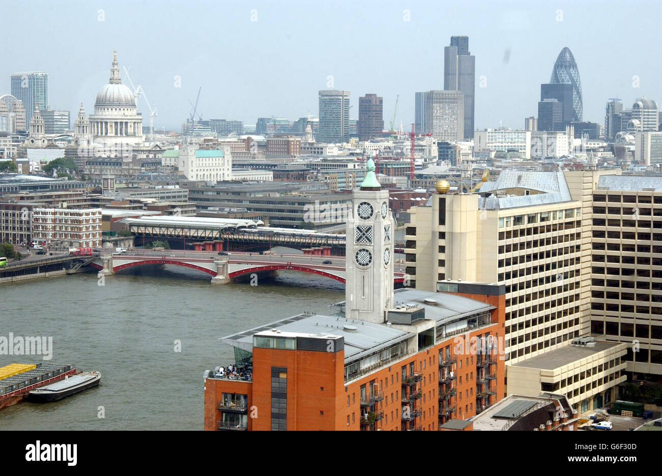 Une vue générale de la ville de Londres, du pont Blackfriars et de la Tamise 09/02/04: La part mondiale de Londres des visiteurs étrangers devrait augmenter pour la première fois en près de 10 ans, l'organisation touristique visite Londres a déclaré lundi 9 février 2004. Selon les estimations préliminaires de l'Organisation mondiale du tourisme, la part de la ville dans les arrivées internationales devrait passer de 1.65 % en 2002 à 1.72 % en 2003. 23/05/04: Londres est la destination de court séjour idéale pour les voyageurs allemands et britanniques, selon le site de réservation d'hôtel PlacesToStay.com. Pendant Banque D'Images