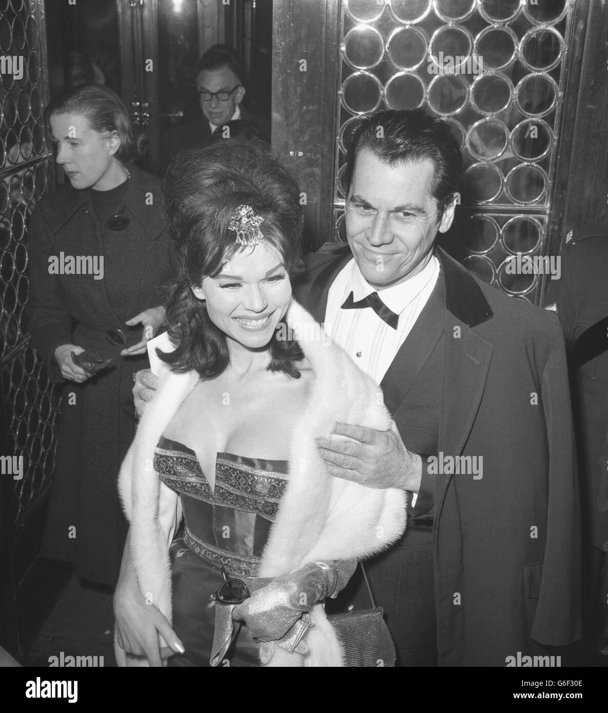 L'actrice Laya Raki avec son mari Ron Randell assiste à la première mondiale de Zulu, qui a eu lieu au Plaza Theatre de Londres.La première a été en faveur des Fonds de bienfaisance des régiments du pays de Galles et du Fonds de bienfaisance de l'Armée. Banque D'Images