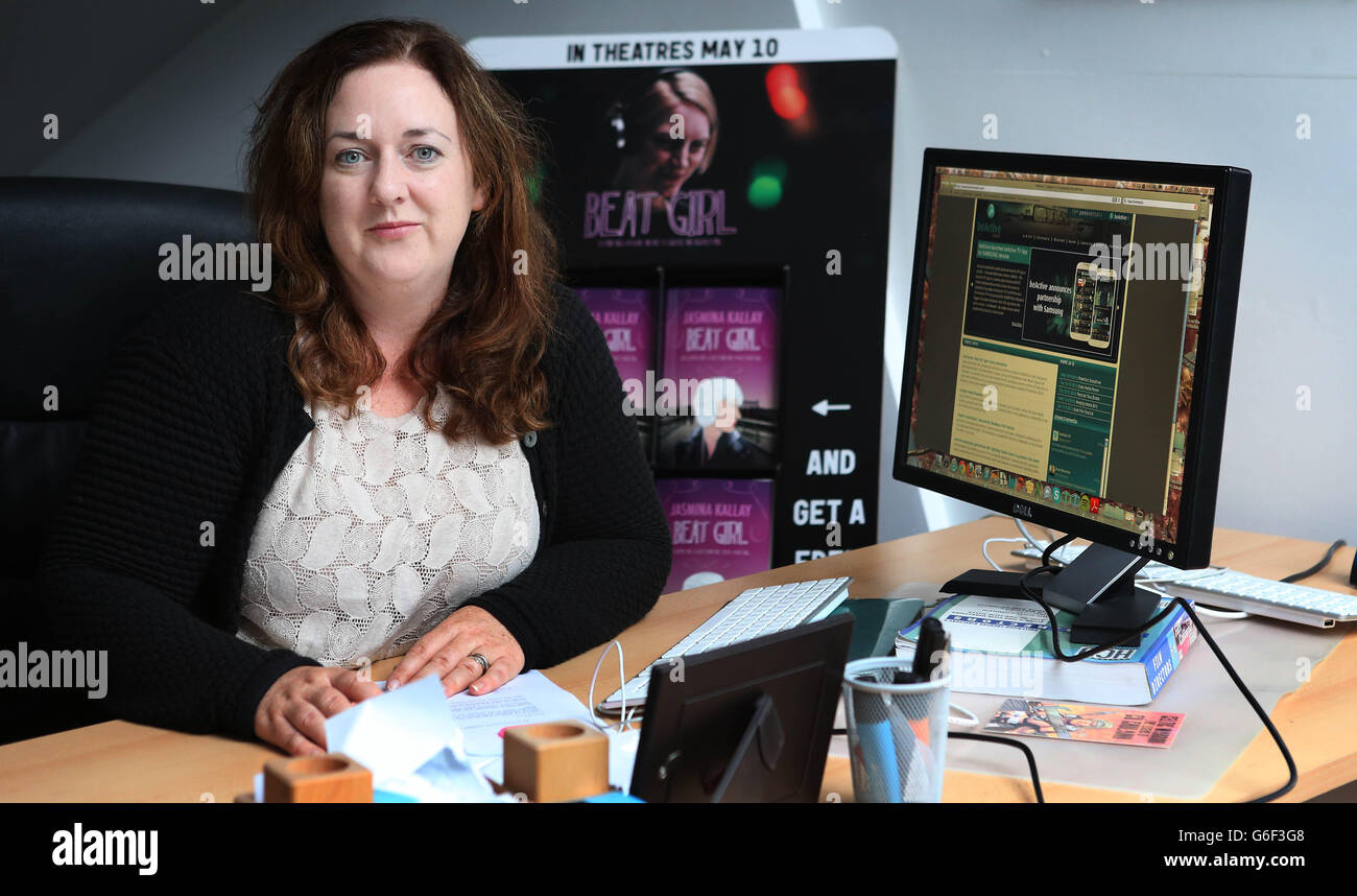 La productrice Triona Campbell dans son bureau de Dublin, elle a eu une série de télévision de production irlandaise refusé pour le financement de l'État a été nominée pour un prestigieux Emmy Award. Banque D'Images