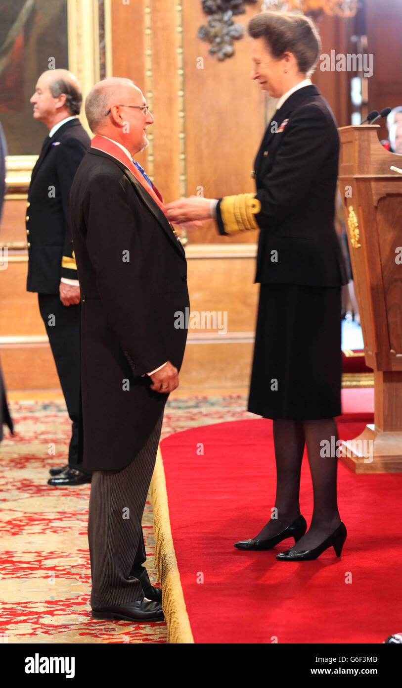 Dennis Hone, chef de la direction, Autorité de prestation des Jeux Olympiques reçoit un CBE pour les services aux Jeux Olympiques et Paralympiques de Londres 2012. De la part de la Princesse Royale au château de Windsor. Banque D'Images