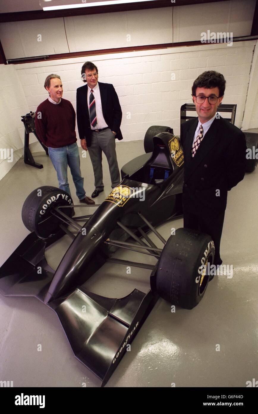 Jordan boss Eddie Jordan (avant) se tient avec la voiture 911 Et John Watson et le designer Gary Anderson Banque D'Images