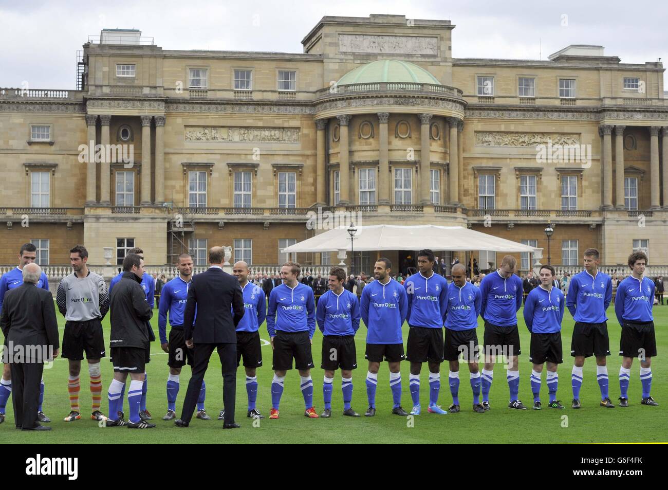 Le duc de Cambridge rencontre des joueurs du FC Polytechnique, avant leur match avec le FC de la fonction publique dans le jardin de Buckingham Palace, dans le centre de Londres. Banque D'Images