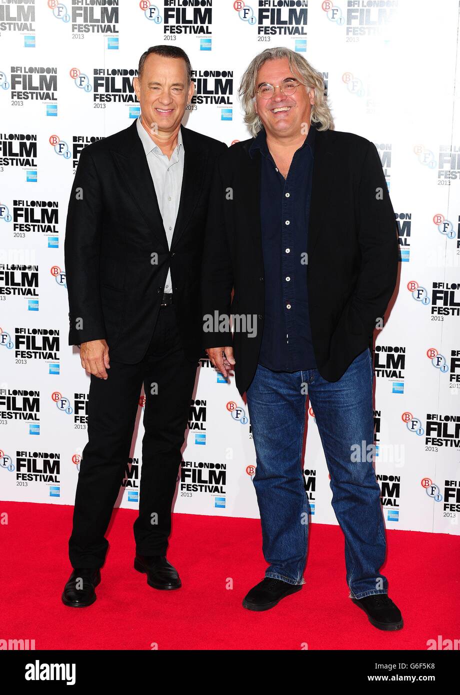 Tom Hanks (à gauche) et Paul Greengrass arrivent à un photocall pour le nouveau film Captain Phillips au Mayfair Hotel, Londres. Banque D'Images