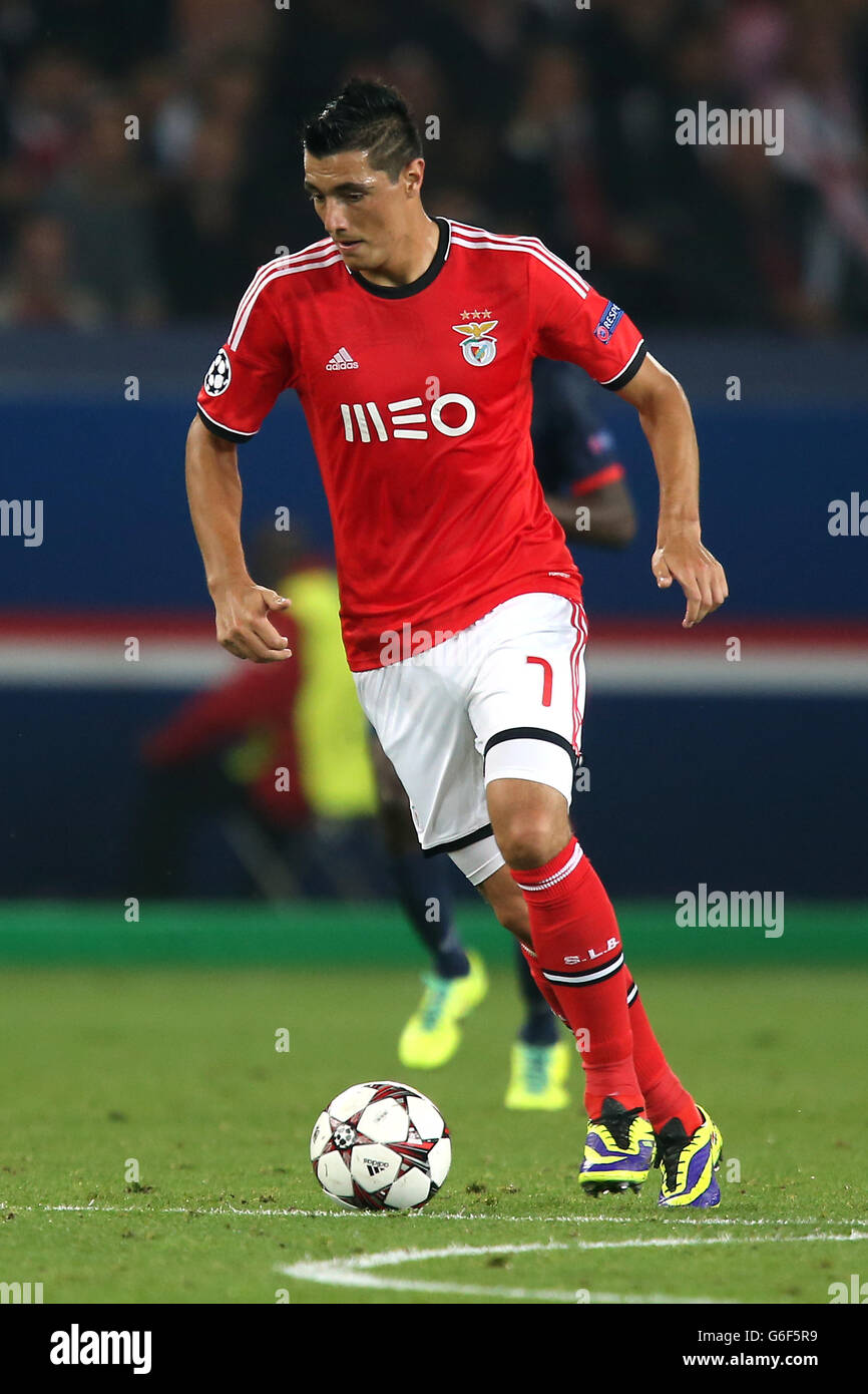 Football - Ligue des champions de l'UEFA - Groupe C - Paris Saint-Germain / Benfica - Parc des Princes. Oscar Cardozo, Benfica Banque D'Images