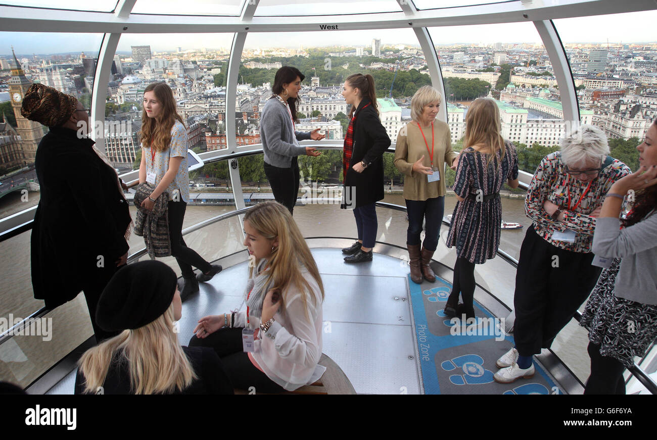Les stars féminines marquent la Journée internationale de la fille avec une session de mentorat rapide sur le London Eye avec des filles de la Sixième forme de Gumley House Convent School à Isleworth. Banque D'Images