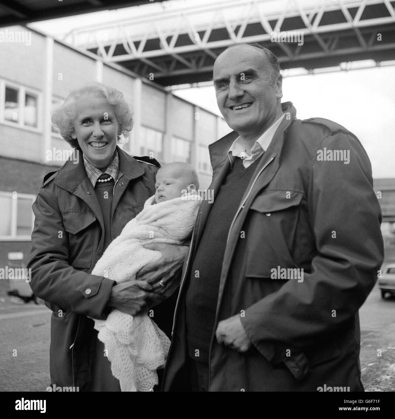 Des missionnaires anglican libérés, le Dr John et Mme Audrey Coleman, rencontrent leur nouveau petit-enfant, Timothy Paul Coleman, 10 semaines, né à l'époque où ils étaient en Iran. Banque D'Images