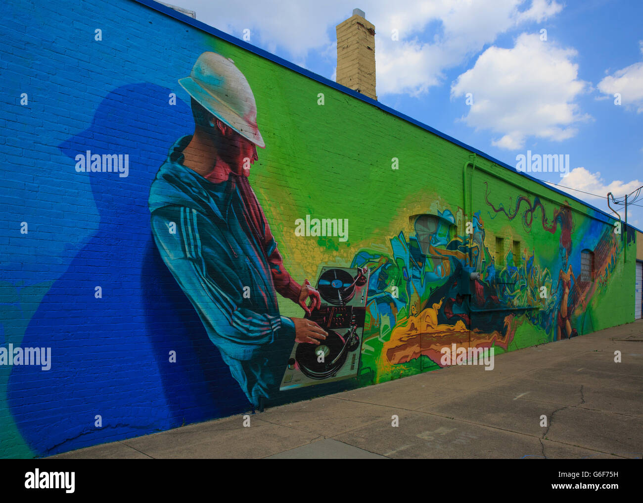 Photo murale sur le côté d'un bâtiment représentant une partie disc jockey, le centre d'Indianapolis, Indiana. Banque D'Images