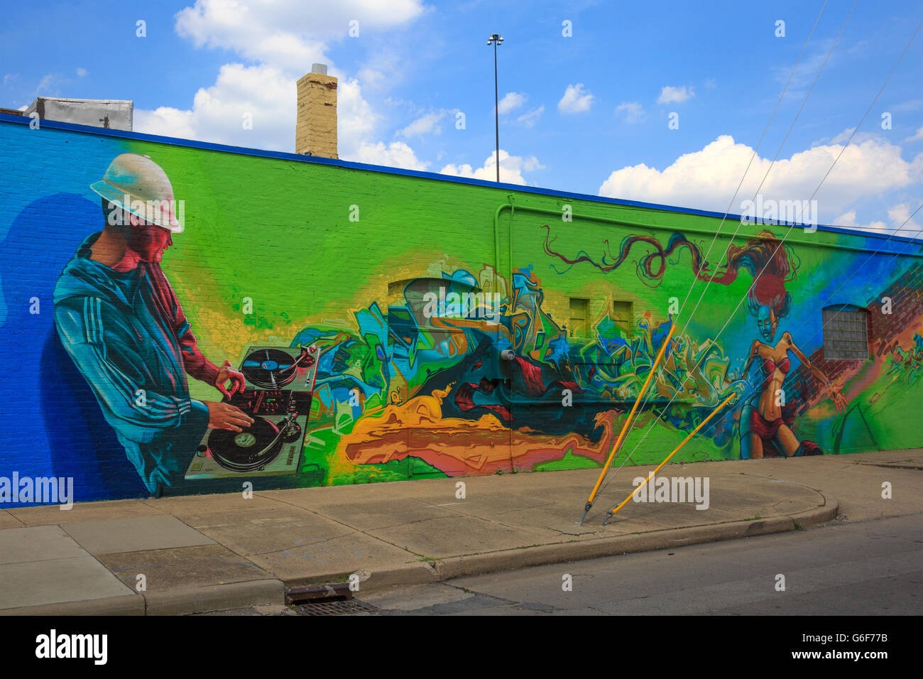 Photo murale sur le côté d'un bâtiment représentant une partie disc jockey, le centre d'Indianapolis, Indiana. Banque D'Images