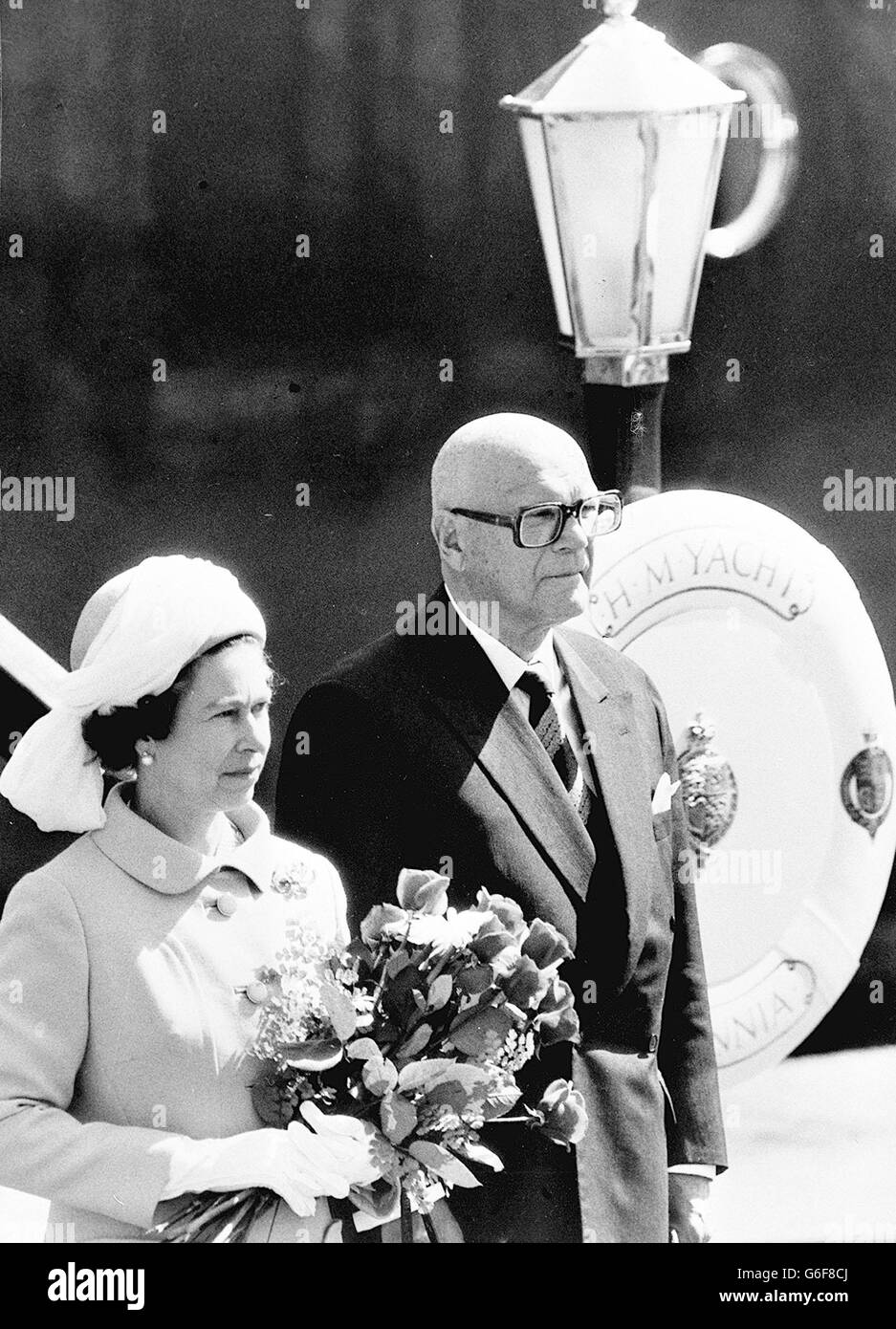 La reine Elizabeth II, premier monarque britannique à se rendre en Finlande, écoutant avec le président Urho Kekkonen l'hymne national dans le port sud d'Helsinki au début d'une visite officielle de quatre jours. La Reine était accompagnée du duc d'Édimbourg, qui est allé en Finlande deux fois. Le couple est arrivé à Helsinki à bord du yacht royal Britannia. Banque D'Images