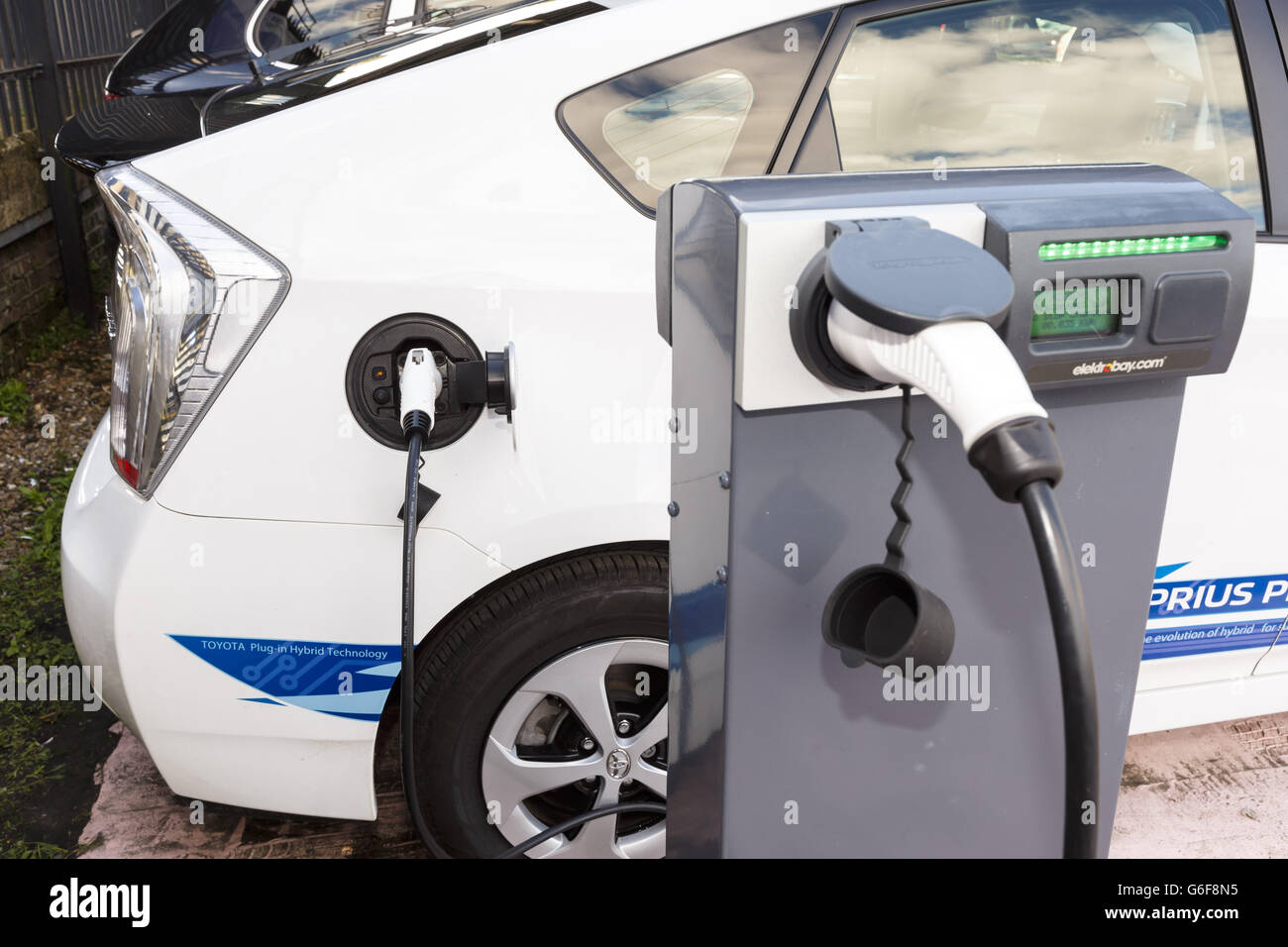 Remise de la Toyota Prius - Lewes.Une nouvelle Toyota Prius prêtée au club automobile Co Wheels à la gare de Lewes, dans l'est du Sussex. Banque D'Images