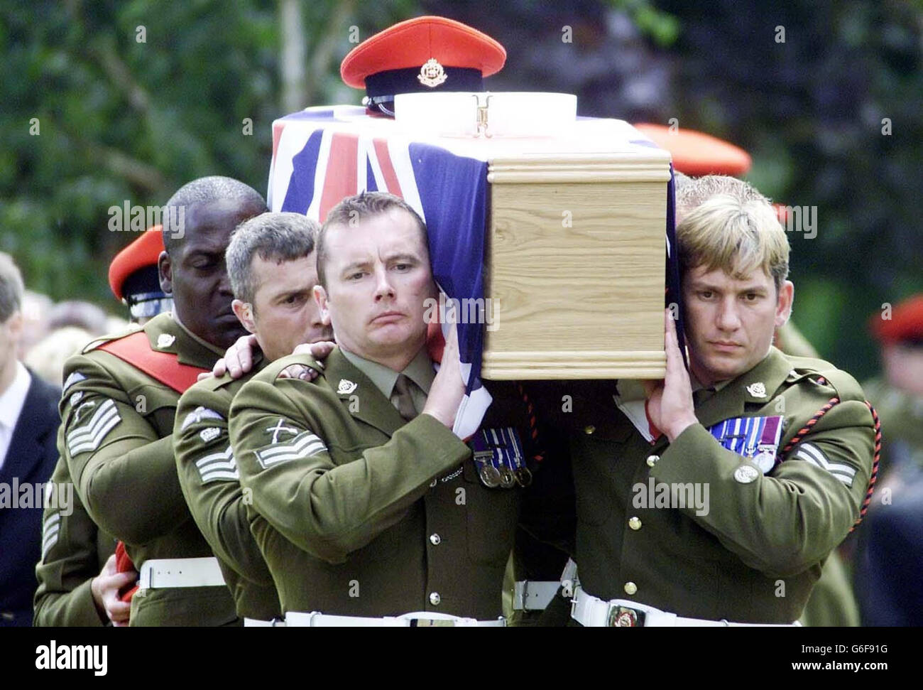 Les soldats de la police militaire royale transportent le cercueil du caporal Paul long dans le cimetière de Colchester pour son enterrement. Plus tôt, un service funéraire avait eu lieu dans la ville pour le Cpl long, de South Shields, South Tyneside. * l'homme de 24 ans était l'un des six soldats tués lors d'une attaque contre un poste de police à Al Mazar al-Kabir le 17 juillet. Les six victimes étaient la Gendarmerie royale du Canada, membres de la Provost Company 156, attachée à la Brigade d'assaut aérienne 16, basée à Colchester, dans l'Essex. Banque D'Images