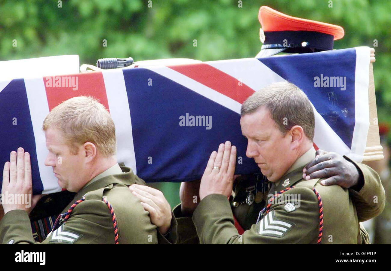 Les soldats de la police militaire royale transportent le cercueil du caporal Paul long dans le cimetière de Colchester pour son enterrement. Plus tôt, un service funéraire avait eu lieu dans la ville pour le Cpl long, de South Shields, South Tyneside. * l'homme de 24 ans était l'un des six soldats tués lors d'une attaque contre un poste de police d'Al Mazar al-Kabar. Les six victimes étaient la Gendarmerie royale du Canada, membres de la Provost Company 156, attachée à la Brigade d'assaut aérienne 16, basée à Colchester, dans l'Essex. Banque D'Images