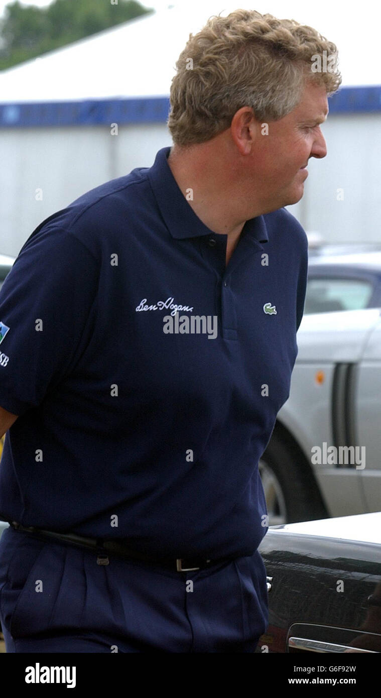 Colin Montgomerie, en Écosse, quitte le parcours de golf Royal St George, Sandwich, Kent, après avoir subi une blessure. *..le Scot de 40 ans a dû se retirer du championnat ouvert à Sandwich après avoir subi un poignet droit gonflé et des genoux gravement meurtri. Même au moment où il s'en est pris pour obtenir une radiographie au poignet, il avait déjà décidé de sortir de l'Irish Open de la semaine prochaine. Banque D'Images