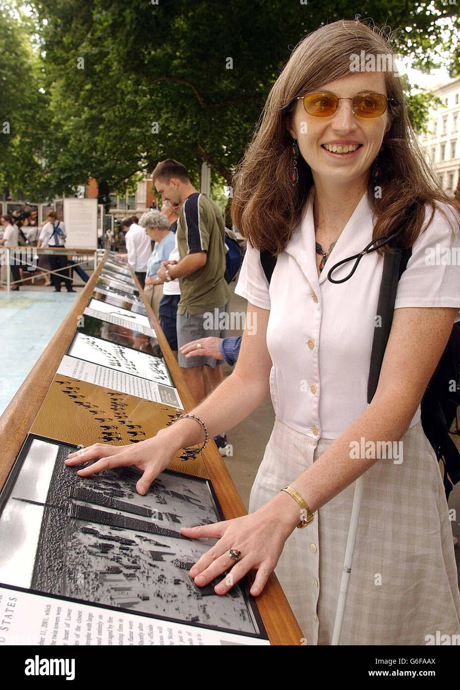 Paris Sophie Massieu, 28 ans, examine une photographie aérienne très détaillée du World Trade Centre d'avant septembre 11 au Musée d'Histoire naturelle de Londres. * le Musée accueille l'exposition "la Terre de l'air" et 30 images - prises par le photographe Yann Arthus-Bertrand - du spectacle ont été faites en photos tactiles afin que les personnes aveugles et malvoyantes puissent les apprécier. Banque D'Images