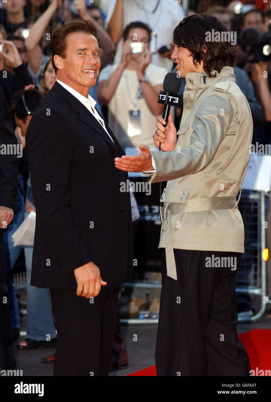 Arnold Schwarzenegger avec Vernon Kay arrivant à l'Odeon Leicester Square, pour la première de Terminator 3: Montée des machines. Banque D'Images