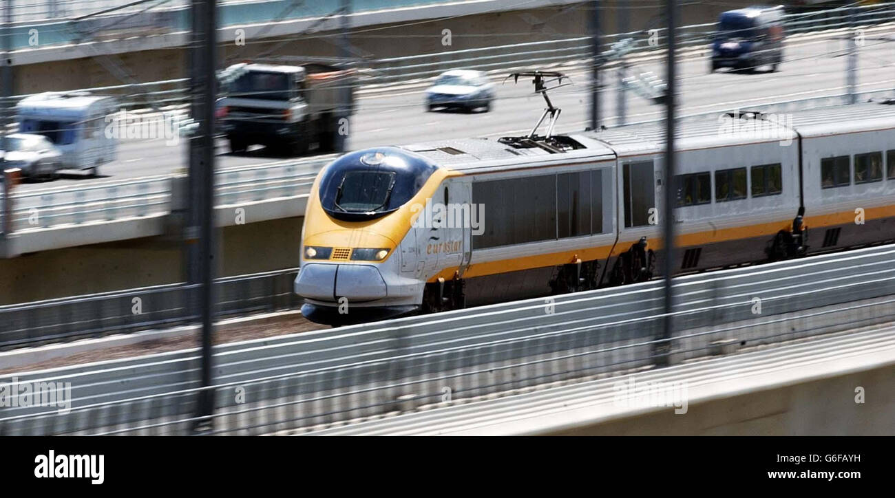 Un train Eurostar passe le long de la M2 dans le Kent pour battre le record de vitesse ferroviaire britannique à une vitesse enregistrée de 208 miles par heure. * le train de 14 tonnes, à 600 carrilèches, a fait un essai sur la première section de 1.9 milliards de la liaison ferroviaire du tunnel sous la Manche qui sera ouverte au service des passagers en septembre. Le train a battu le record précédent de 162,2 km/h établi par le train de voyageurs avancé incliné de British Rail en décembre 1979. Banque D'Images