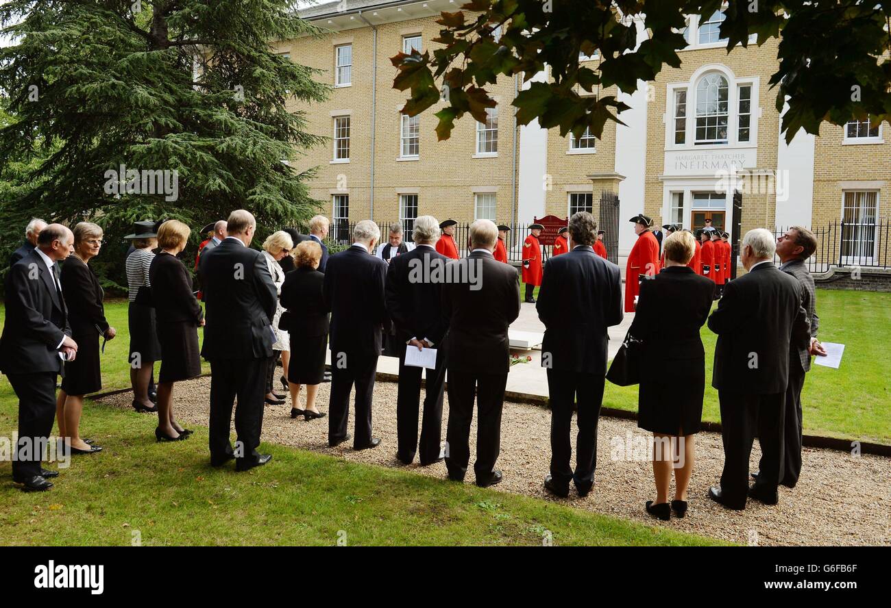 Le révérend Richard Whittington (au centre) lit un bref discours lors de l'inhumation des cendres de l'ancienne première ministre, la baronne Margaret Thatcher, dans le domaine de l'hôpital Royal Chelsea. Banque D'Images