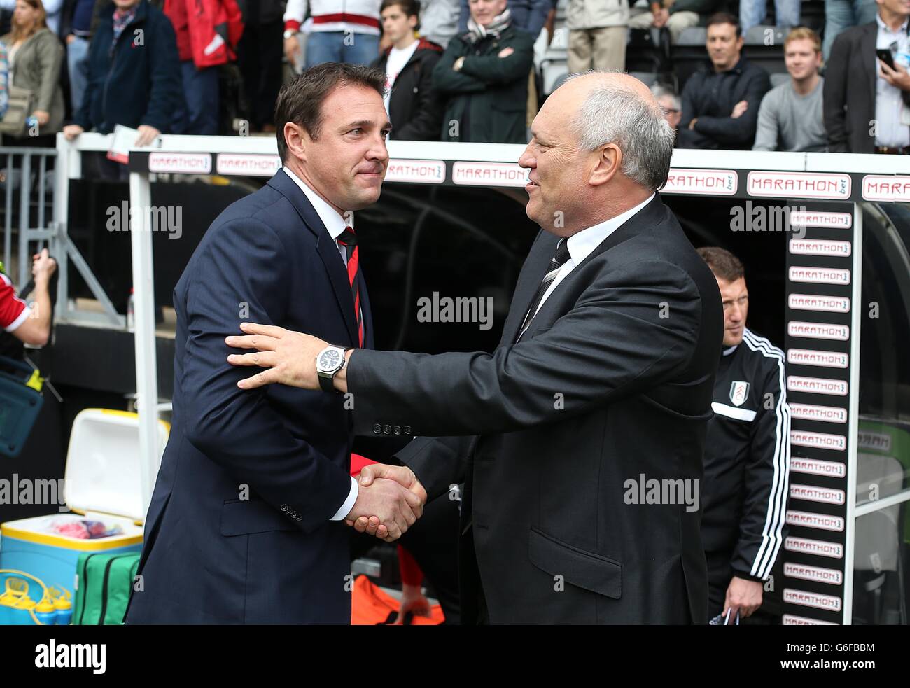 Football - Barclays Premier League - Fulham / Cardiff City - Craven Cottage.Malky Mackay, directeur de la ville de Cardiff (à gauche) et Martin Jol, directeur de Fulham, se saluent avant le coup d'envoi Banque D'Images