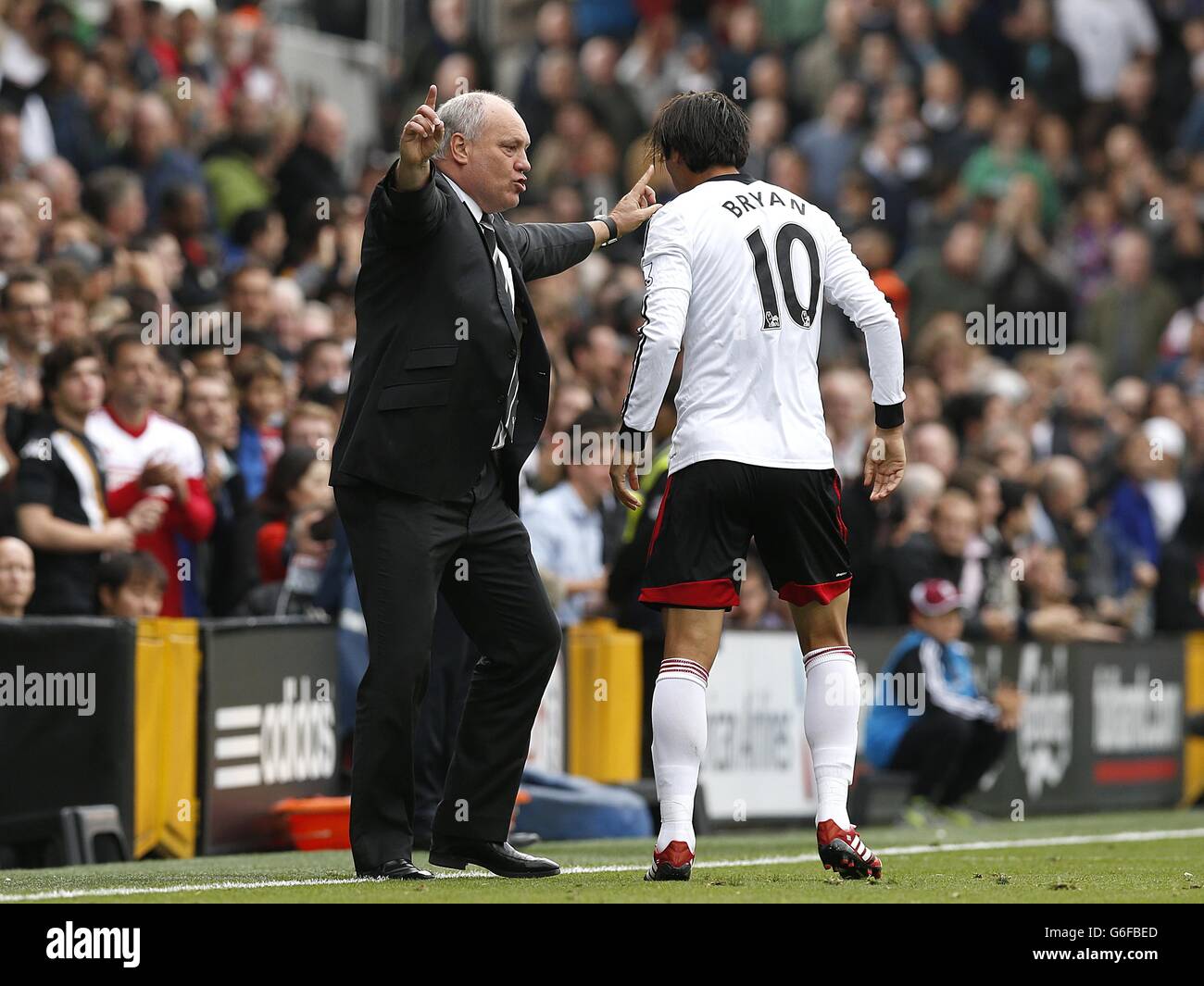 Football - Barclays Premier League - Fulham / Cardiff City - Craven Cottage.Martin Jol, responsable de Fulham (à gauche), parle avec Bryan Ruiz après avoir mis ses équipes au premier but du jeu Banque D'Images