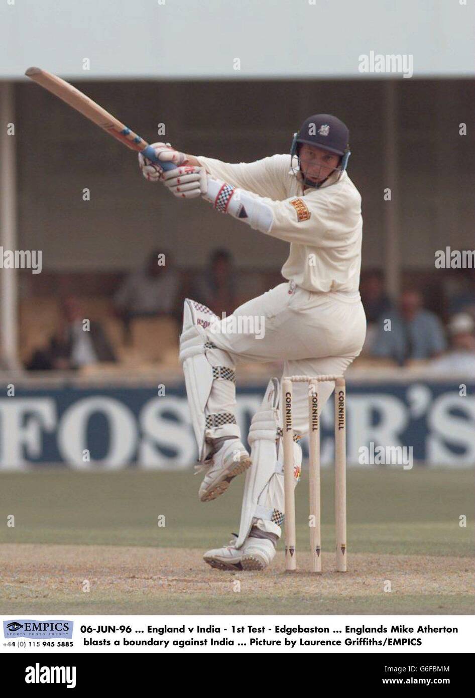 06-JUIN-96 ... Angleterre / Inde - 1er Test - Edgebaston ... Englands Mike Atherton a une frontière contre l'Inde ... Photo de Laurence Griffiths/EMPICS Banque D'Images