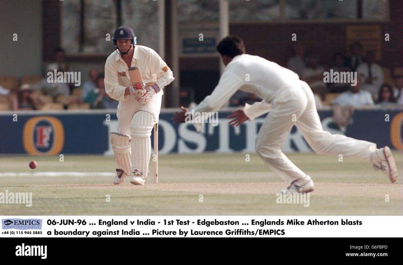 06 JUIN 96. Angleterre / Inde - 1er test - Edgebaston. Englands Mike Atherton a une frontière contre l'Inde. Photo de Laurence Griffiths/EMPICS Banque D'Images