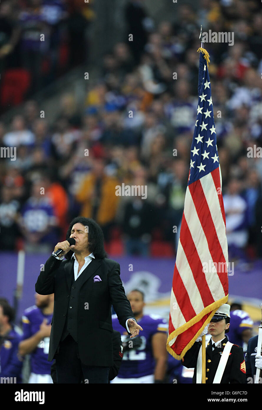 Gene Simmons interprète l'hymne national américain avant le match de la NFL International Series au stade Wembley, à Londres. APPUYEZ SUR ASSOCIATION photo. Date de la photo: Dimanche 29 septembre 2013. Voir PA Story GRIDIRON NFL. Le crédit photo devrait se lire comme suit : Simon Cooper/PA Wire. Banque D'Images