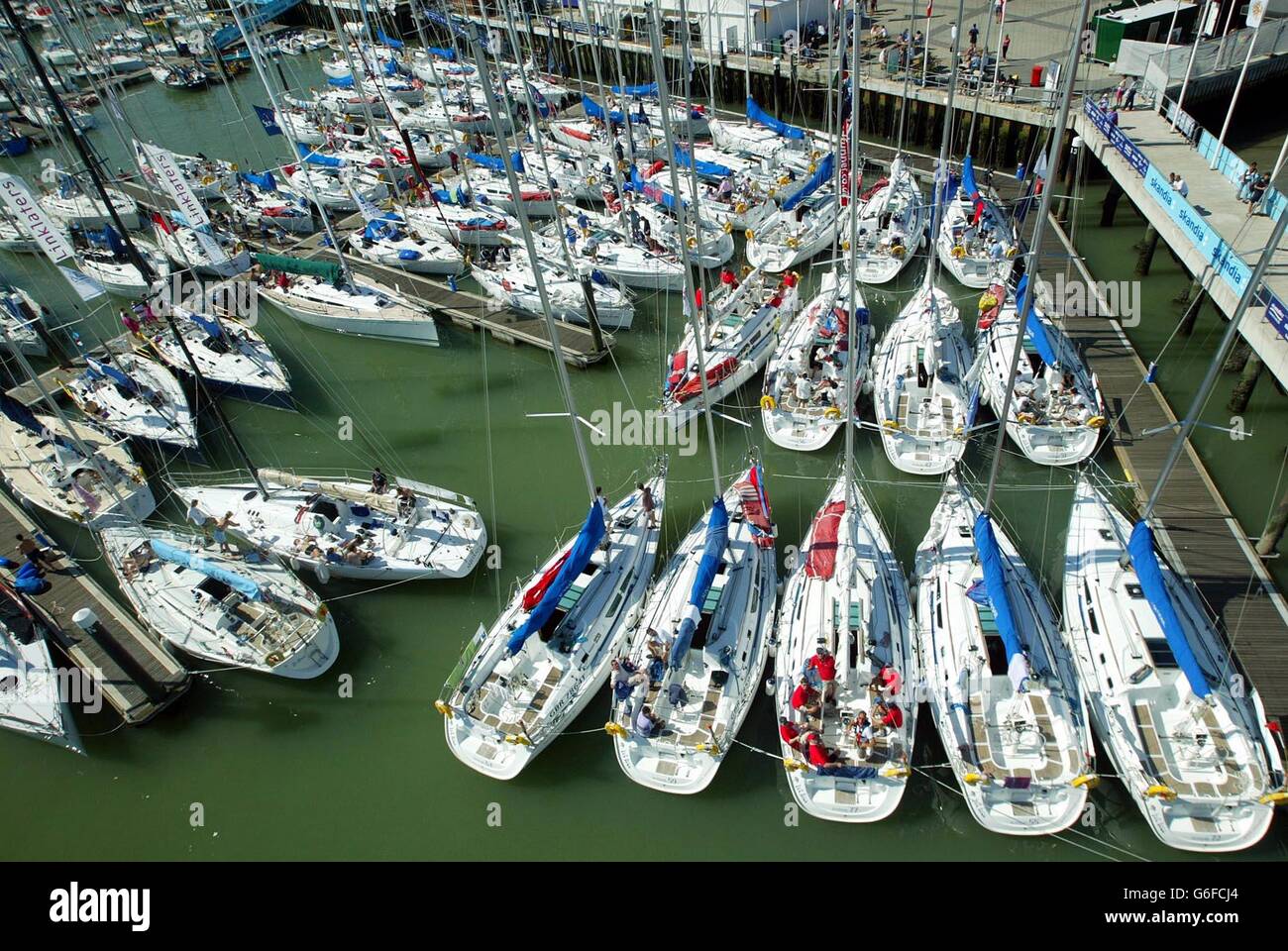 Les bateaux crachent le paradis des yachts à Cowes sur l'île de Wight Dimanche 3 août 2003 le deuxième jour de la régate de voile annuelle de la semaine Skandia Cowes.C'est le plus grand événement de voile au monde, et dure huit jours avec plus de 950 bateaux en compétition dans 37 classes. Banque D'Images