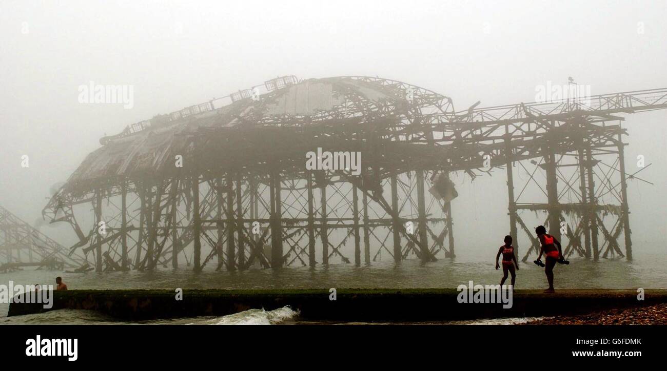 La brume sur la plage de Brighton.Des problèmes de santé ont été soulevés, car la vague de chaleur a causé des niveaux élevés de smog estival dans de nombreuses régions du pays.La pollution élevée à l'ozone a été enregistrée par le UK National Air Quality Archive dans de nombreuses parties de Londres, y compris Westminster, Kensington, Southwark et Wandsworth, qui ont tous enregistré sept sur une échelle allant jusqu'en 10. Banque D'Images