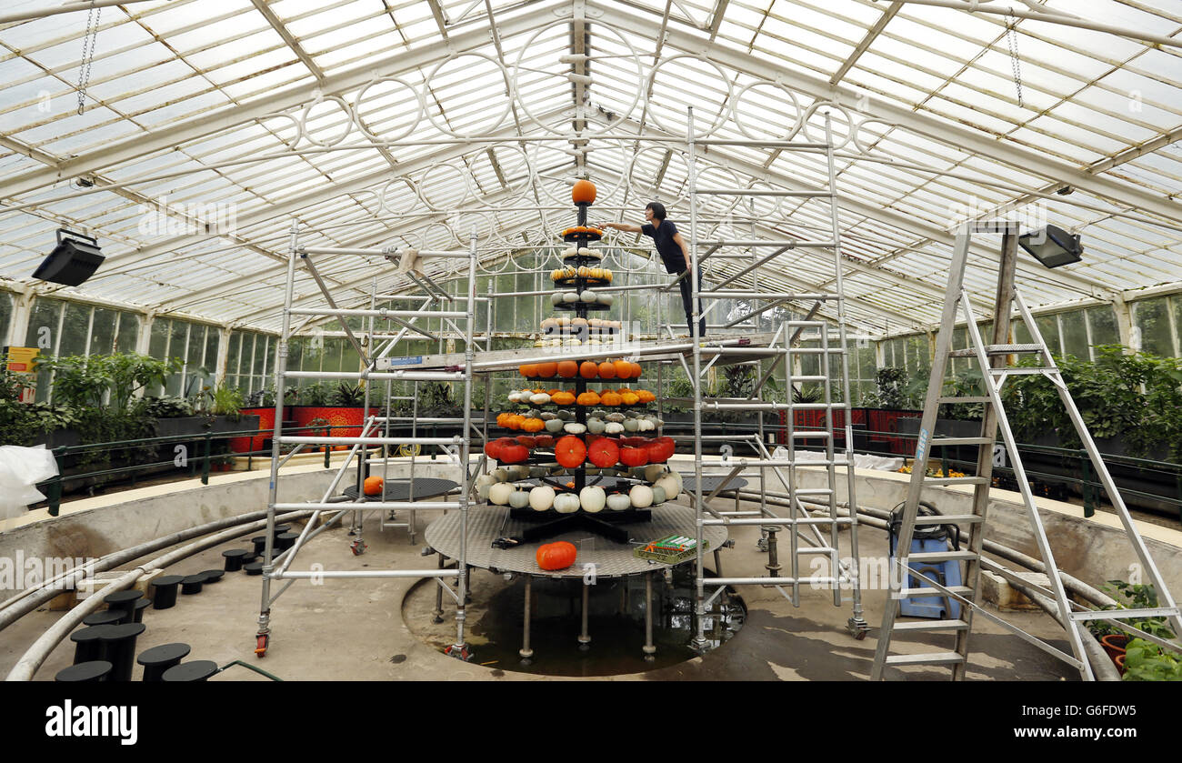 Afficher l'horticulteur Silke Roch construit une tour de citrouilles à la Maison des nénuphars pendant une séance photo pour lancer la saison des 'Incredibless' de Kew Gardens. Banque D'Images