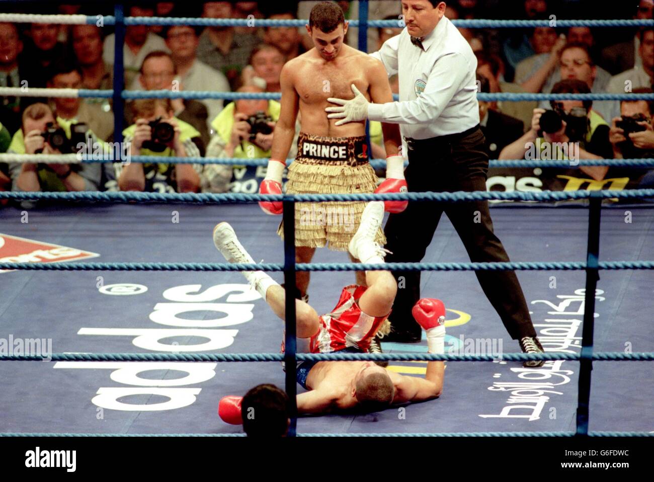 08-JUIN-96 .... Boxe .... Daniel Alicea est frappé à la toile dans le 2ème tour par le prince Naseem Hamed Banque D'Images