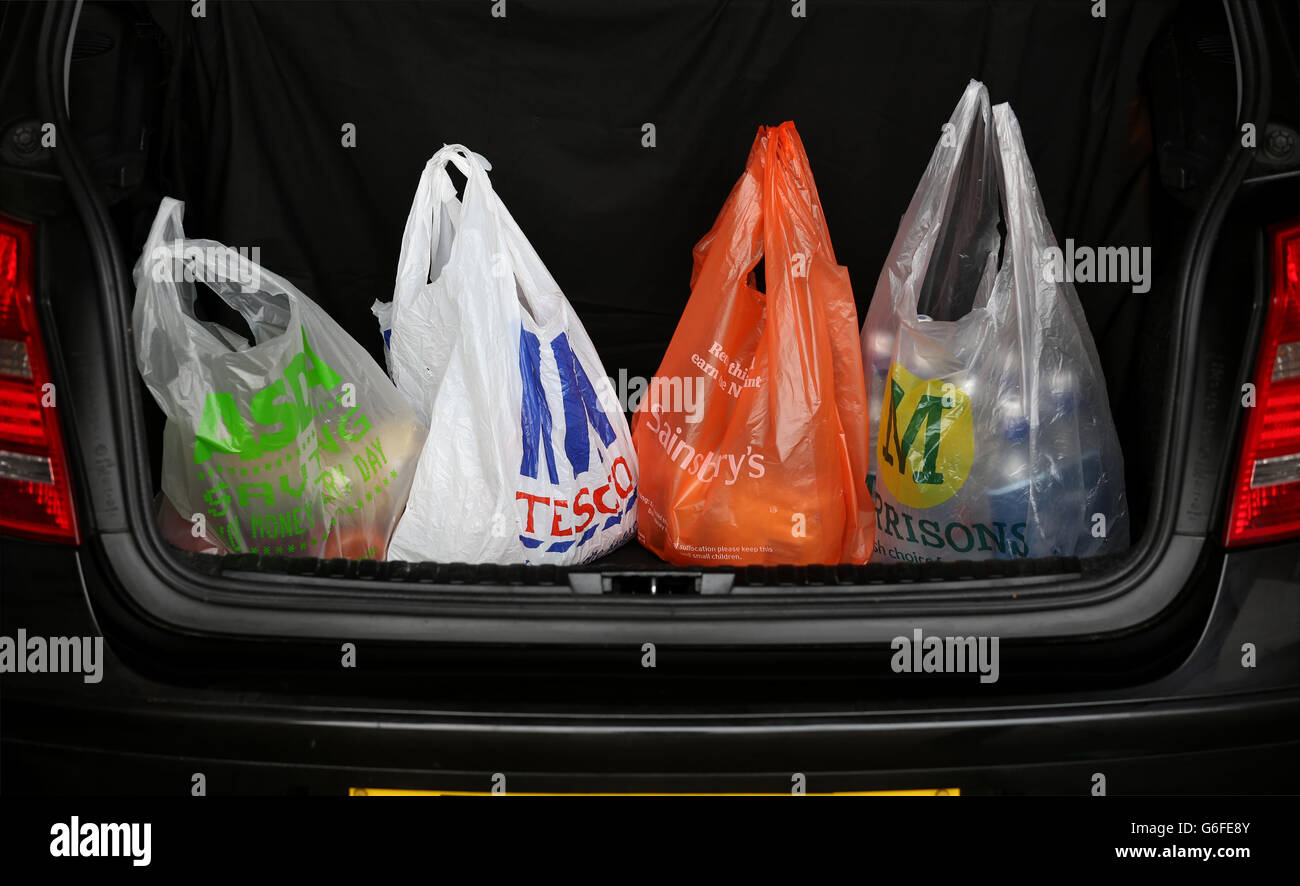 Vue générale des sacs de shopping des quatre grands supermarchés Asda, Tesco, Sainsbury's et Morrisons, dans une botte de voiture à Cambridge. Banque D'Images