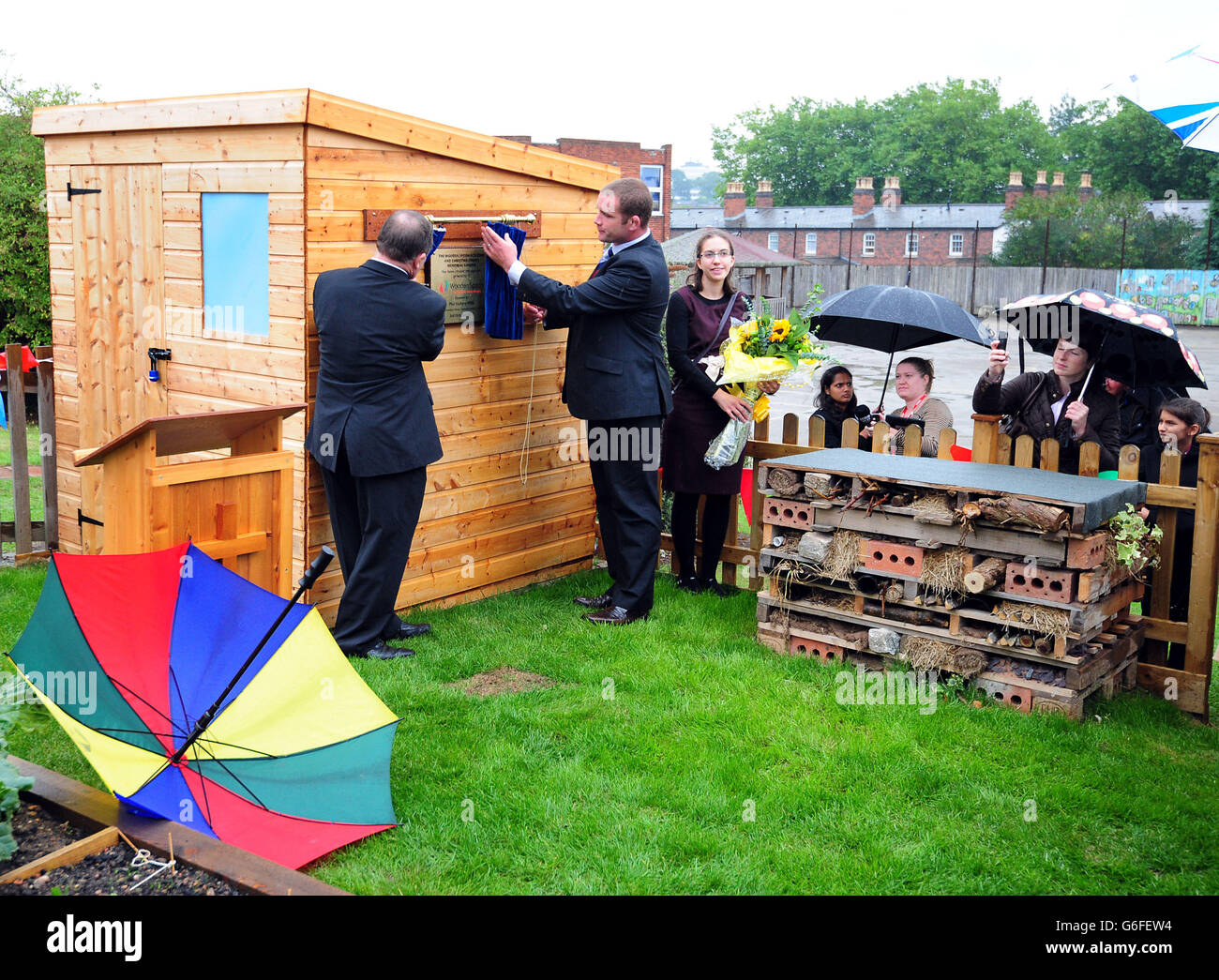 Le joueur de rugby Phil Vickery (au centre) ouvre le nouveau jardin Eco zone of Edkins Memorial à l'école catholique St Edmund, avec Phil Pemble, le président régional des West Midlands de Wooden Spoon (à gauche) et le professeur Dawn Price (à droite, avec des fleurs), Spring Hill, Birmingham. Banque D'Images