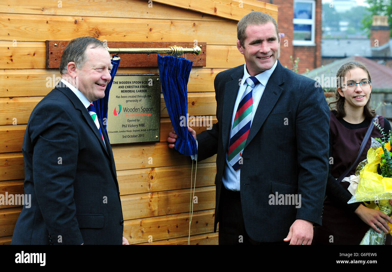 Le joueur de rugby Phil Vickery (au milieu) ouvre la nouvelle Eco zone du jardin Edkins Memorial à l'école catholique St Edmund, avec Phil Pemble, le président régional des West Midlands de Wooden Spoon (à gauche) et le professeur Dawn Price (à droite), Spring Hill, Birmingham. Banque D'Images