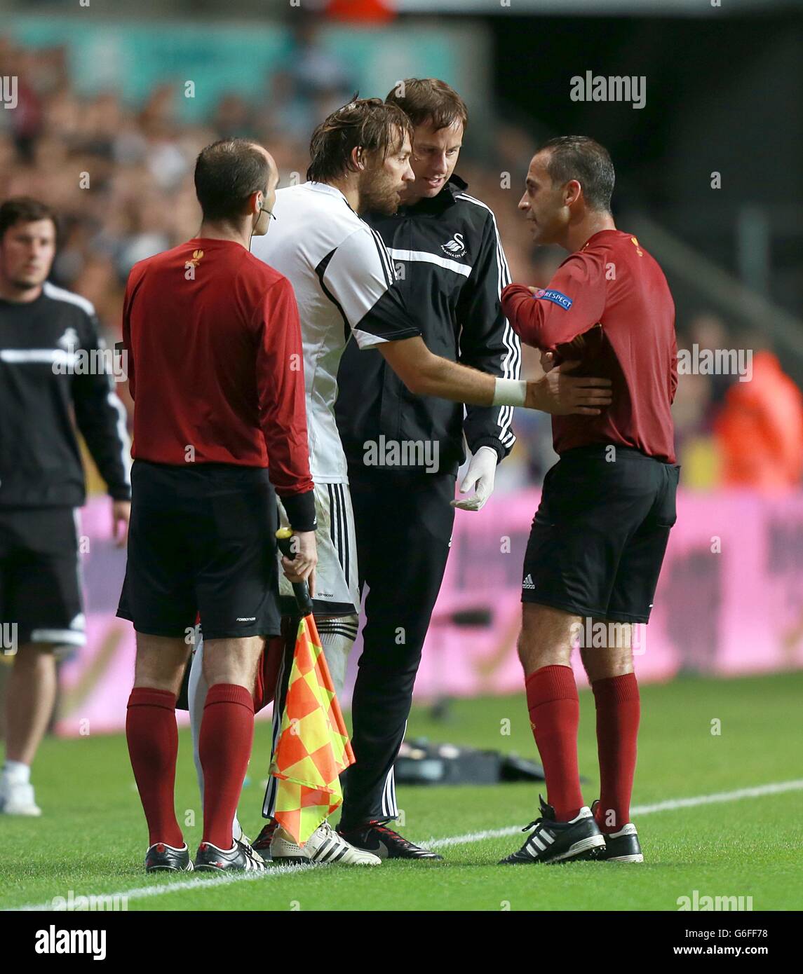 Football - UEFA Europa League - Groupe A - Swansea City v St Gall - Liberty Stadium.Miguel Michu de Swansea City se plaint à l'arbitre de ne pas avoir été laissé dans le jeu Banque D'Images