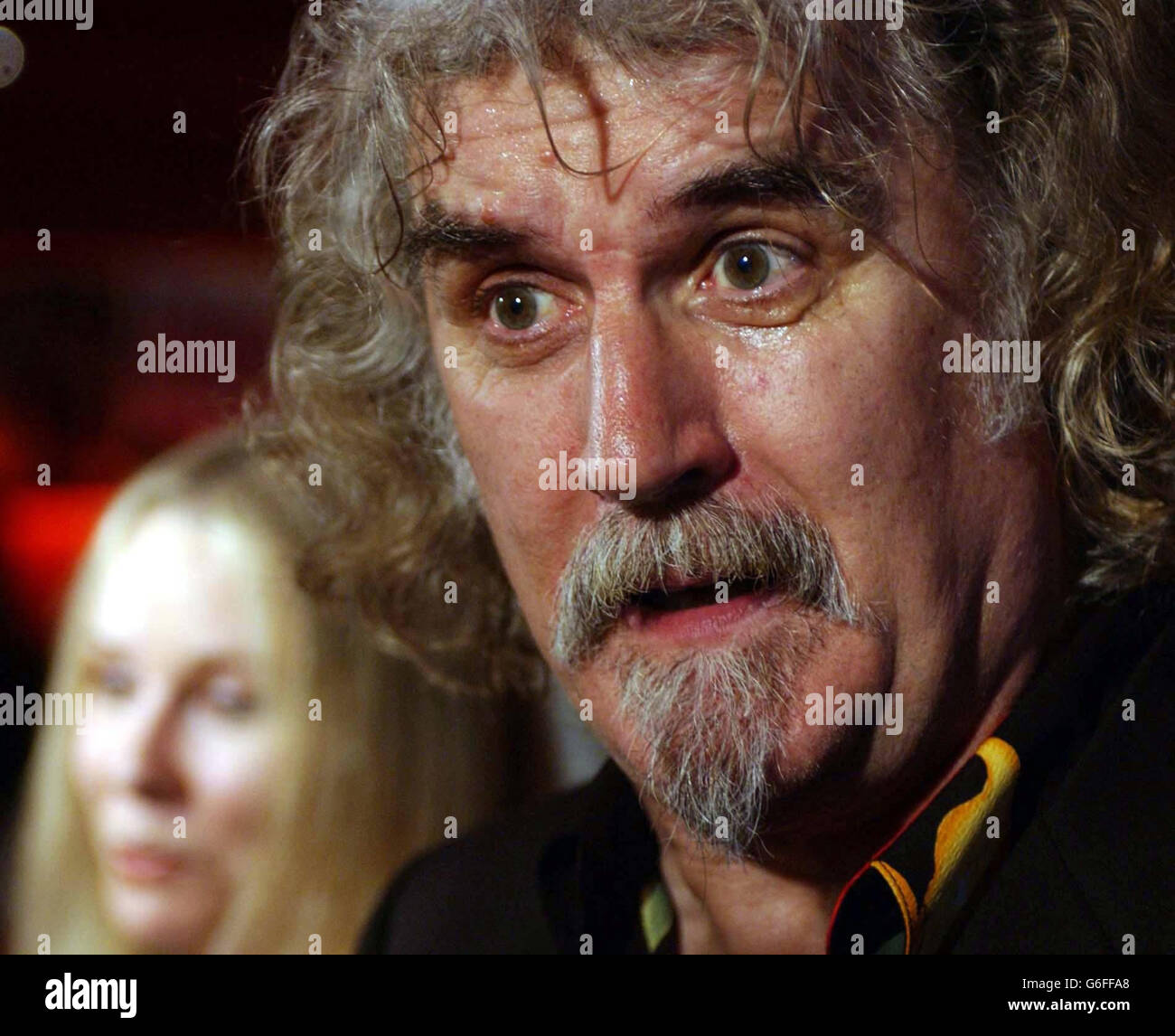 Billy Connolly, comédien et comédien, arrive avec sa femme Pamela Stephenson au cinéma Warner Village de Leicester Square, Londres, pour la première de son nouveau film « The Man Who Sued God ». Banque D'Images