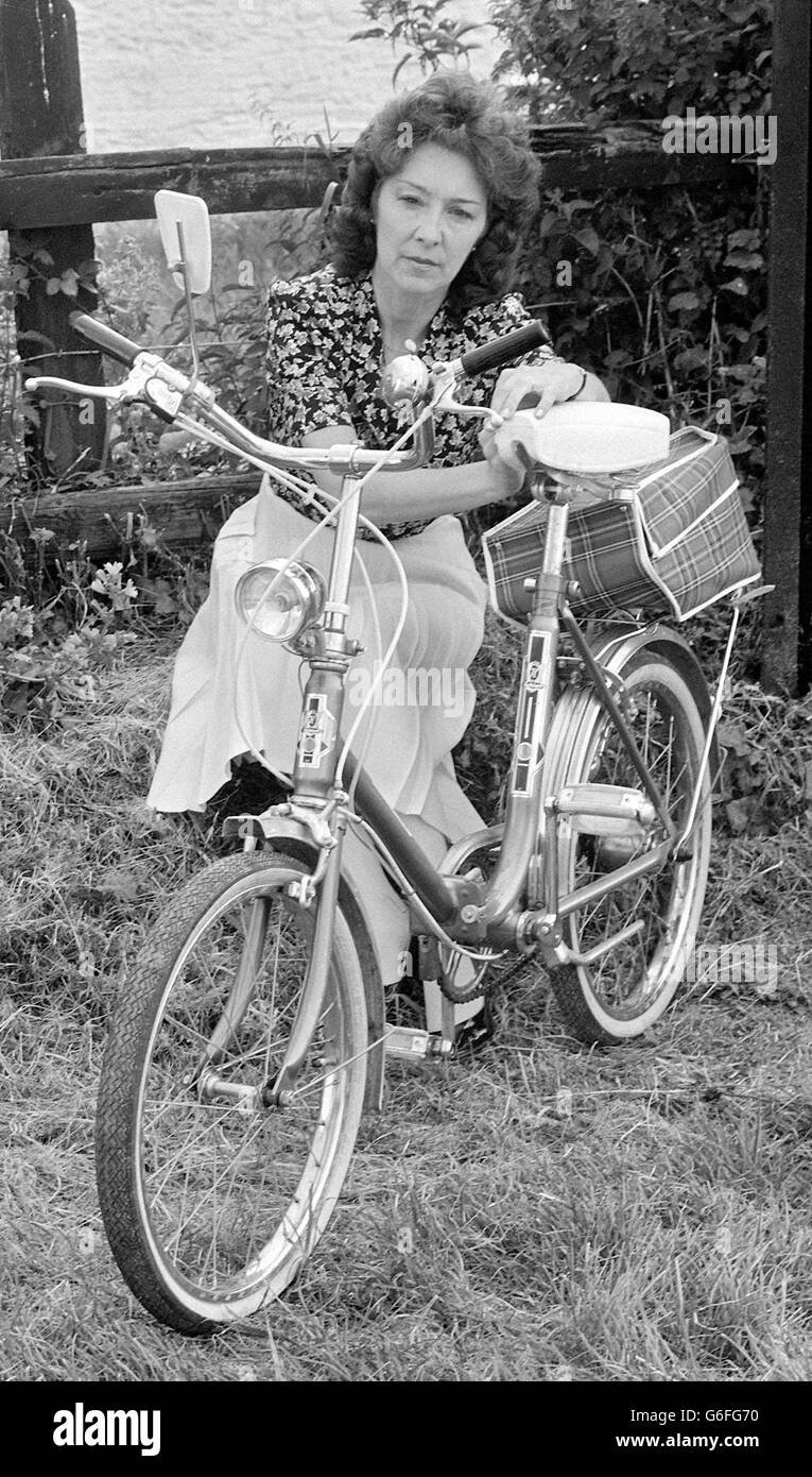 Mme Shalia Cook la mère remariée de Genette Tate, la jeune fille de 13 ans qui a défait ses études, avec le vélo de sa fille qu'elle garde chez ses parents à Taunton. Genette, l'un des cas les plus déroutant dans les dossiers de la police, a été la dernière à livrer des journaux sur le cycle dans son village natal, Aylesbears, dans East Devon, le 19 août 1978. Banque D'Images