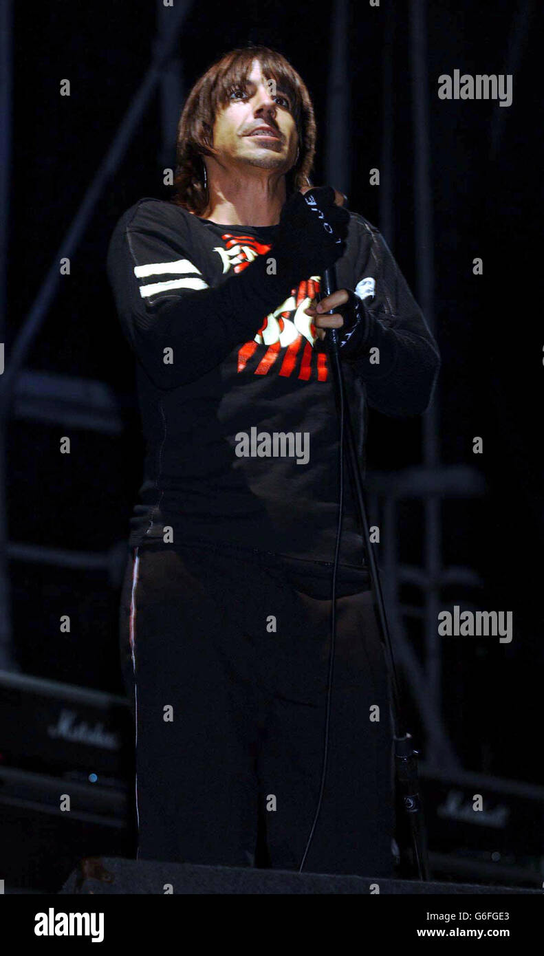 Anthony Keidis, le prédateur Red Hot Chili Peppers, se présente sur la scène V, lors du festival de musique V2003 à Chelmsford, dans l'Essex. Banque D'Images