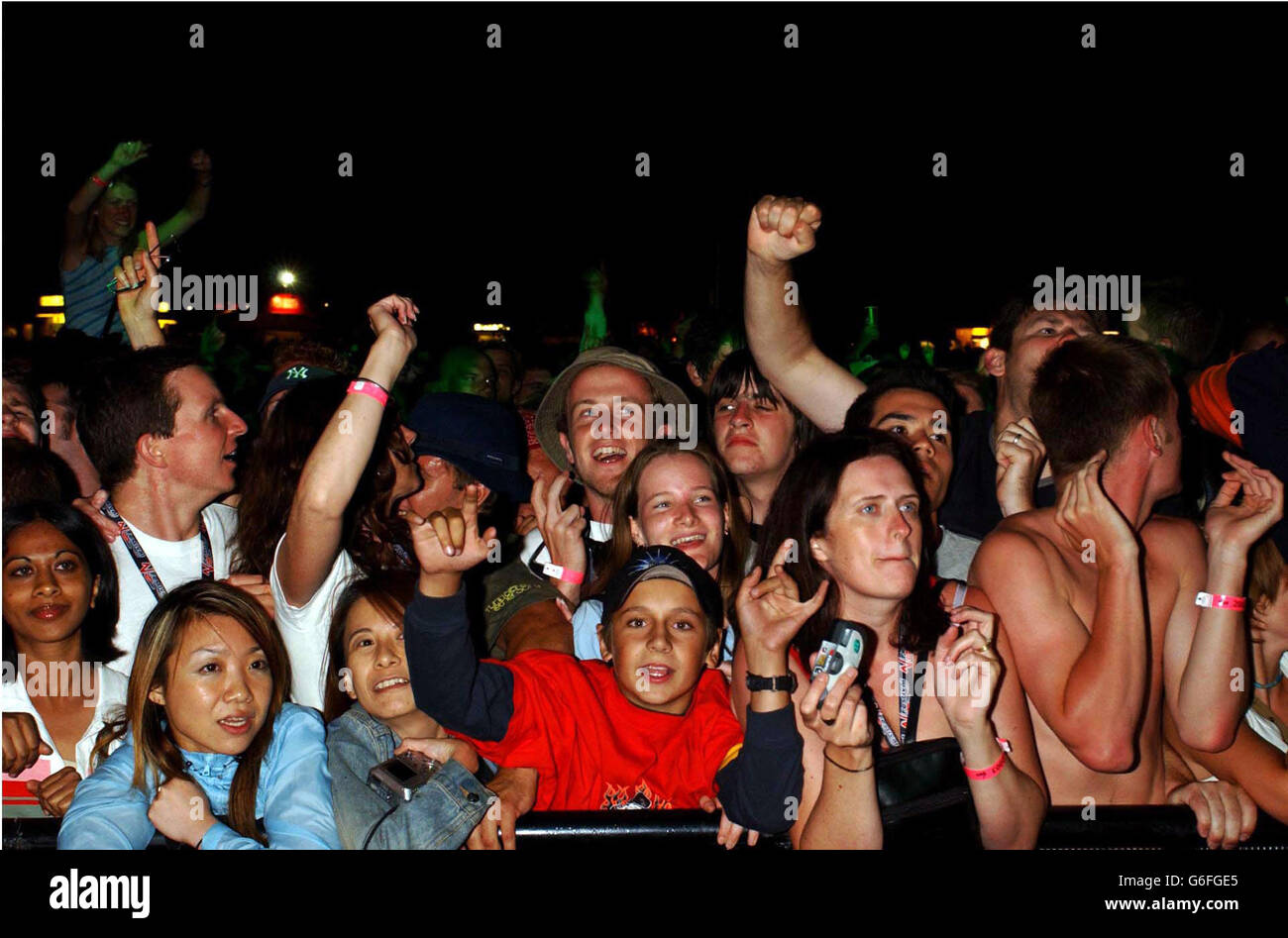 La foule regardant le Feeder jouer sur la scène NME, pendant le festival de musique V2003 à Chelmsford, Essex. Banque D'Images