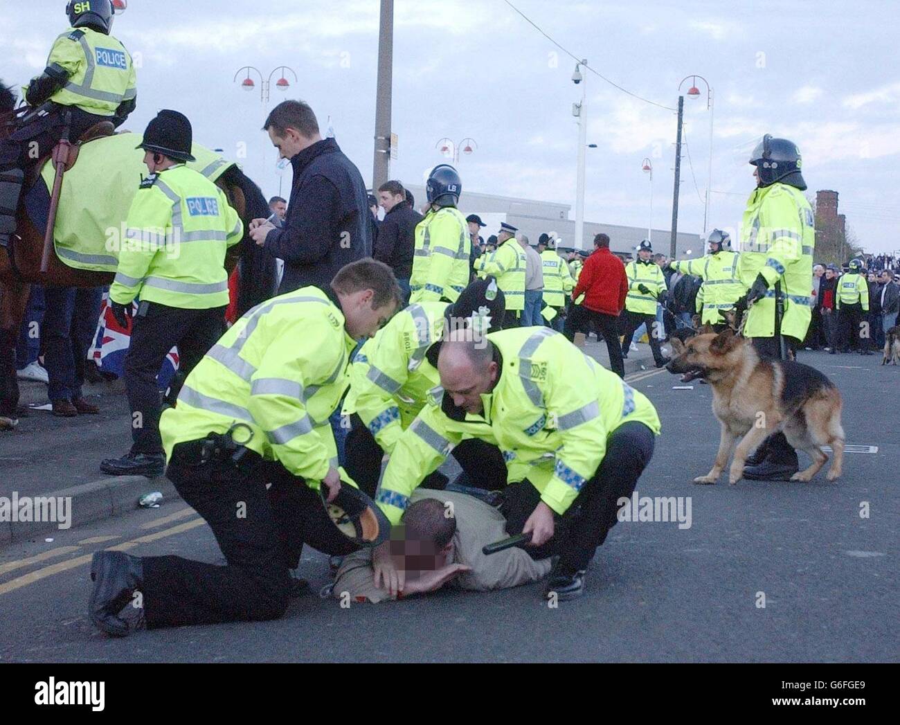 Un déclarant de la bibliothèque daté du 2/4/2003 de la police qui a imposé un ventilateur lors de perturbations devant le qualificatif Euro 2004 entre l'Angleterre et la Turquie au stade de Light à Sunderland. Le ministère de l'intérieur a déclaré lundi 18 août 2003 qu'une « nouvelle génération » de hooligans contribuait à une augmentation de 19% du nombre d'arrestations liées au football la saison dernière. Il y a eu 4,793 arrestations au total, contre 4.035 l'année précédente. Les chiffres comprenaient 3,695 arrestations lors de matches de ligue, le plus élevé depuis la saison 1994-1995. Voir PA Story CRIME football. Photo PA : John Giles. Banque D'Images