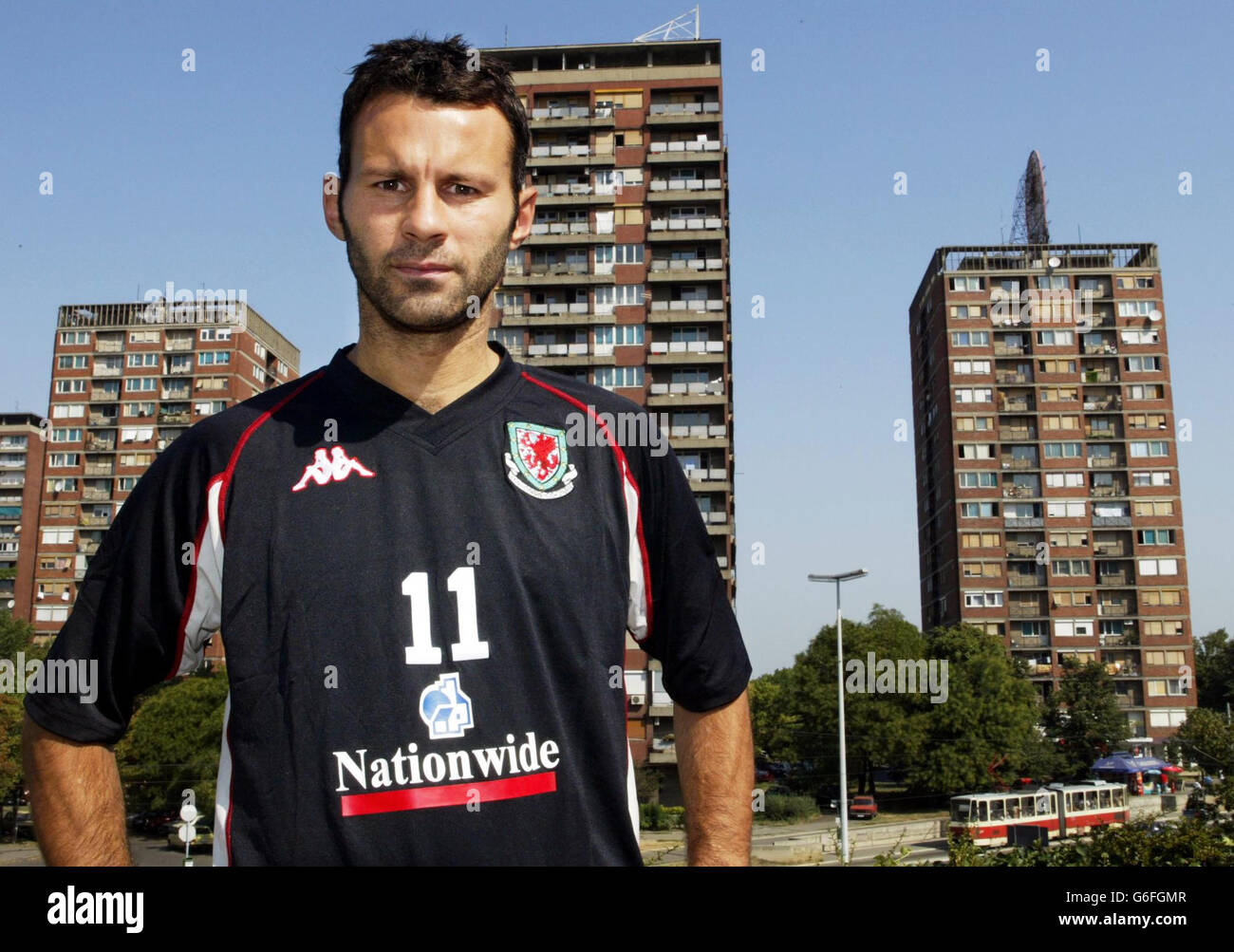 Ryan Giggs, pays de Galles, devant l'hôtel Hyatt Regency, surplombant les rues de Belgrade. Le pays de Galles jouera en Serbie-et-Monténégro dans le cadre de la qualification Euro 2004 au stade Red Star de Belgrade. Banque D'Images