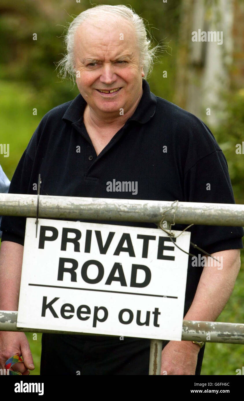 Libéré le fermier de Norfolk Tony Martin devant sa ferme sombre House, à Wisbech, Cambridgeshire en août 1999 Martin, a tué Fred Barras, 16 ans, et blessé le complice Brendan Fearon, 33 ans, de l'adolescent, après les avoir affronté tard dans la nuit. Martin a été libéré le mois dernier après avoir purgé les deux tiers d'une peine de cinq ans pour homicide involontaire coupable. 01/10/2003: Des millions de propriétaires inquiets sont prêts à faire un Tony Martin et de prendre la loi dans leurs propres mains pour défendre leurs familles et leurs maisons, selon une enquête sur le 01/10/2003. Plus de 82% des Britanniques interrogés en emportaient Banque D'Images