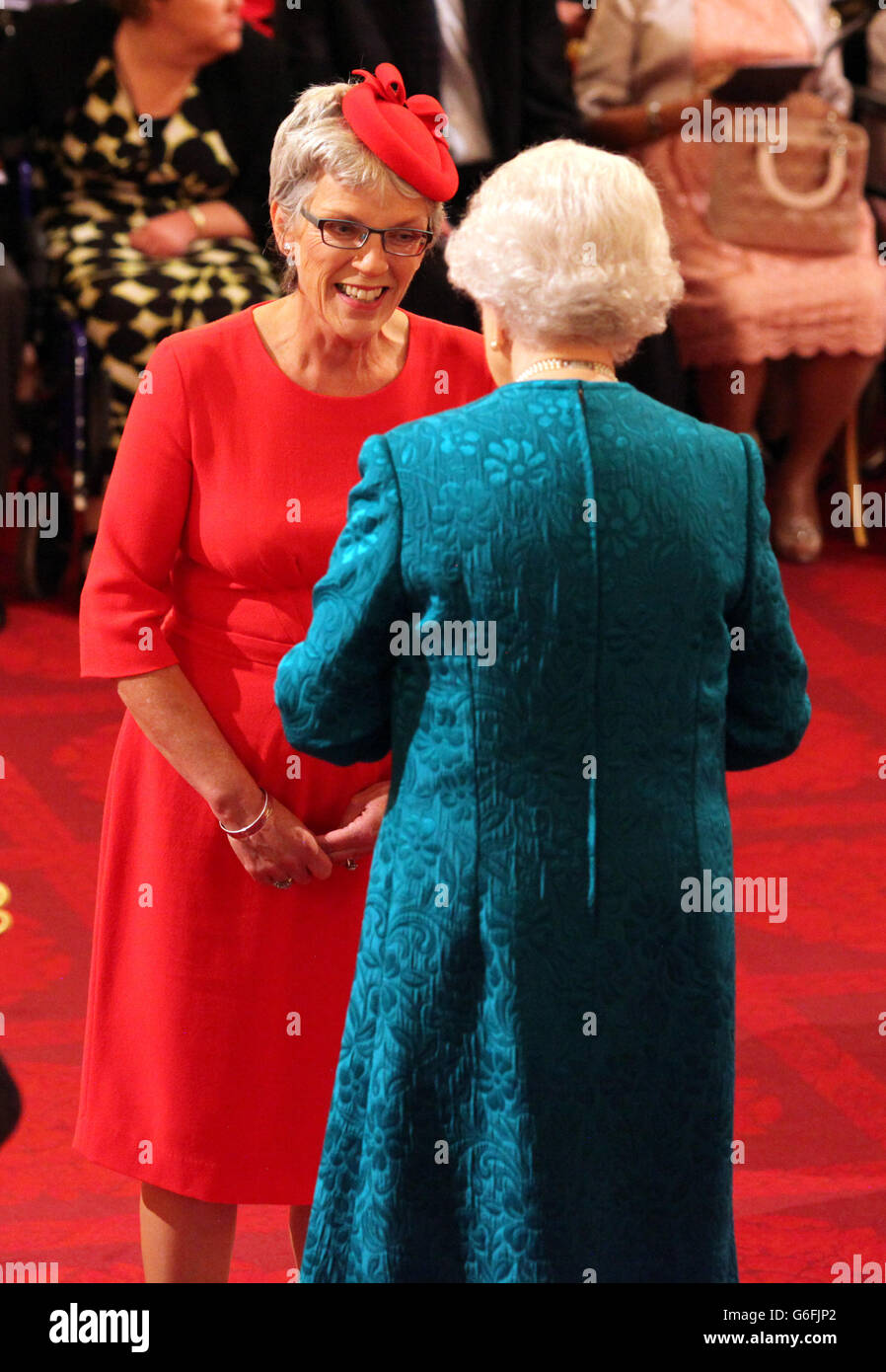 Bernadette Docherty reçoit un MBE de la reine Elizabeth II lors d'une cérémonie d'investiture au palais de Buckingham dans le centre de Londres. Banque D'Images